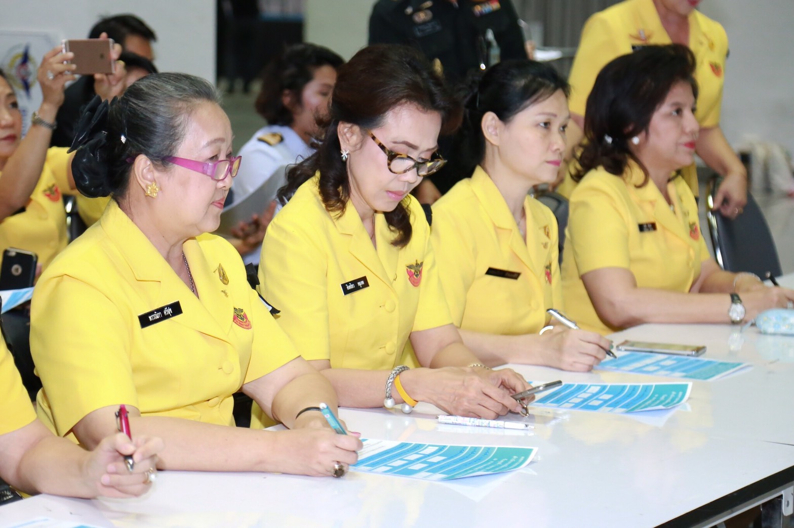 055 เมื่อวันที่ 5 เมษายน 2560 นายกสมาคมภริยาฯ พร้อมด้วยคณะกรรมการสมาคมฯ ร่วมเป็นสักขีพยานในการหมุนวงล้อออกสลากกาชาดของสมาคมภริยา ข้าราชการสำนักงานปลัดกระทรวงกลาโหม ประจำปี 2560 โดยสำนักงานสลากกินแบ่งรัฐบาลเป็นผู้ดำเนินการหมุนวงล้อ ณ อาคารแพทย์พัฒน์ ในสภากาชาดไทย
