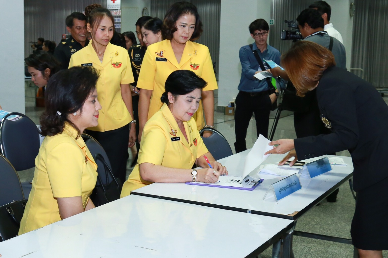 055 เมื่อวันที่ 5 เมษายน 2560 นายกสมาคมภริยาฯ พร้อมด้วยคณะกรรมการสมาคมฯ ร่วมเป็นสักขีพยานในการหมุนวงล้อออกสลากกาชาดของสมาคมภริยา ข้าราชการสำนักงานปลัดกระทรวงกลาโหม ประจำปี 2560 โดยสำนักงานสลากกินแบ่งรัฐบาลเป็นผู้ดำเนินการหมุนวงล้อ ณ อาคารแพทย์พัฒน์ ในสภากาชาดไทย