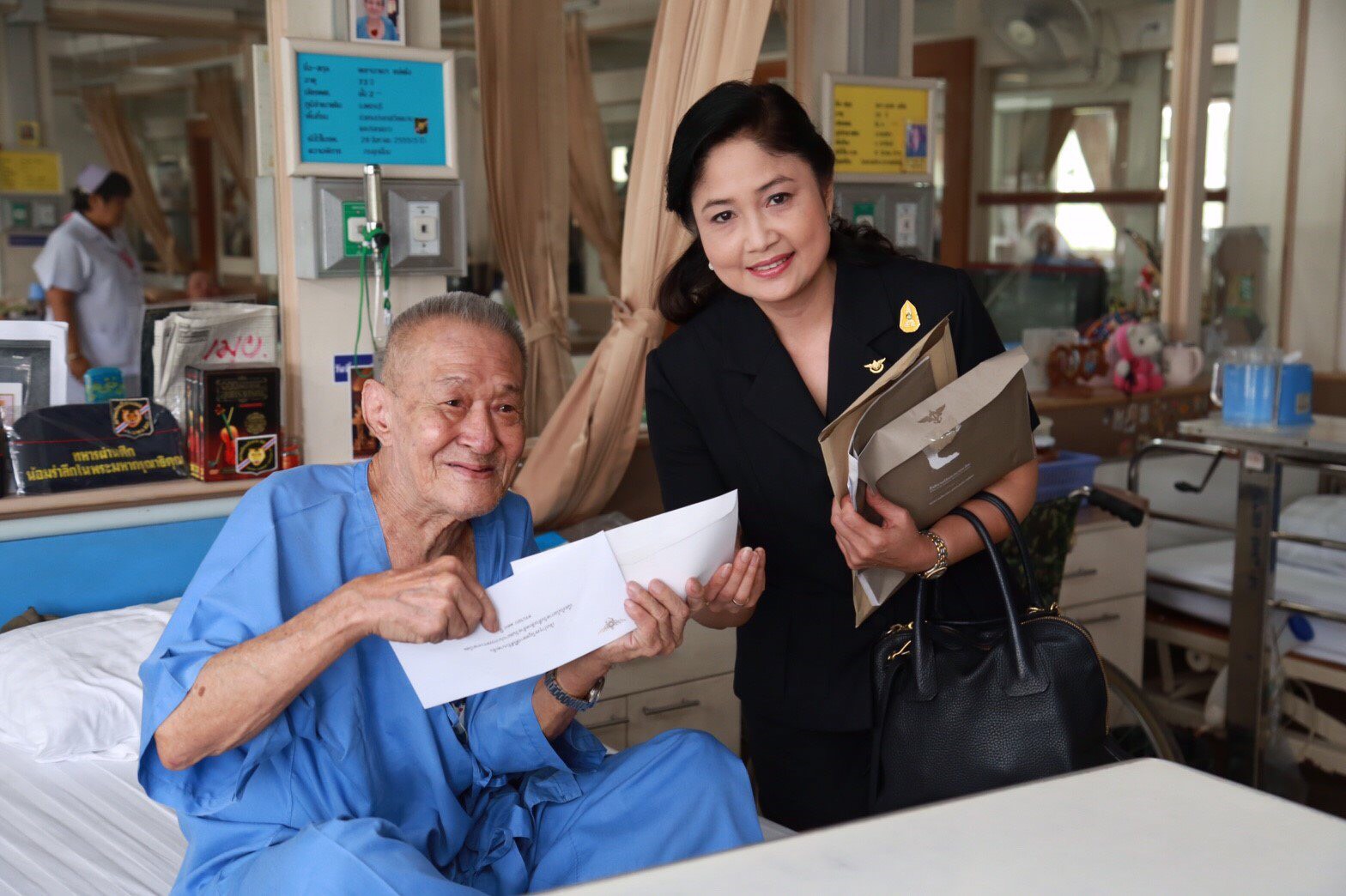 056 เมื่อวันที่ 7 เมษายน 2560 พล.ต.หญิงภรณี ชะเยมะ อุปนายกสมาคมภริยาฯ เป็นผู้แทนนายกสมาคมภริยาฯ พร้อมด้วยคณะกรรมการฯ ได้ร่วมเยี่ยมเยียนทหาร ซึ่งได้รับบาดเจ็บจากการปฏิบัติหน้าที่ เนื่องในโอกาสวันคล้ายวันสถาปนากระทรวงกลาโหม ประจำปี 2560 ครบรอบ 130 ปี ณ รพ.ทหารผ่านศึก ถ.วิภาวดี กรุงเทพฯ