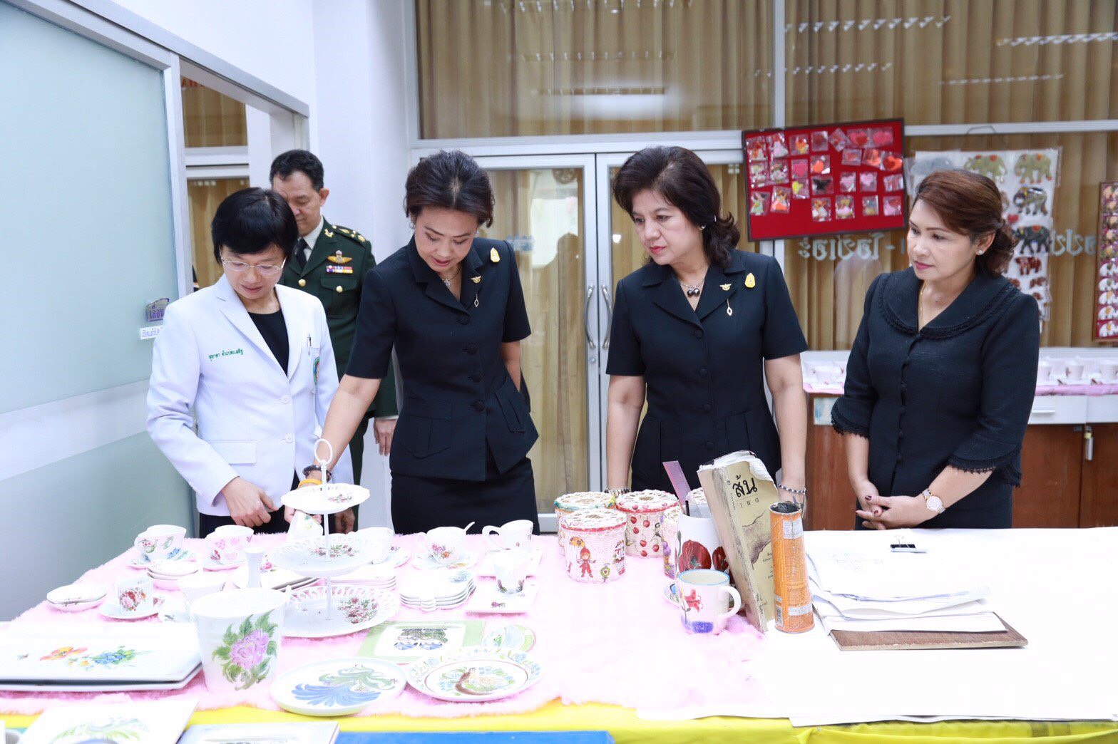 056 เมื่อวันที่ 7 เมษายน 2560 พล.ต.หญิงภรณี ชะเยมะ อุปนายกสมาคมภริยาฯ เป็นผู้แทนนายกสมาคมภริยาฯ พร้อมด้วยคณะกรรมการฯ ได้ร่วมเยี่ยมเยียนทหาร ซึ่งได้รับบาดเจ็บจากการปฏิบัติหน้าที่ เนื่องในโอกาสวันคล้ายวันสถาปนากระทรวงกลาโหม ประจำปี 2560 ครบรอบ 130 ปี ณ รพ.ทหารผ่านศึก ถ.วิภาวดี กรุงเทพฯ