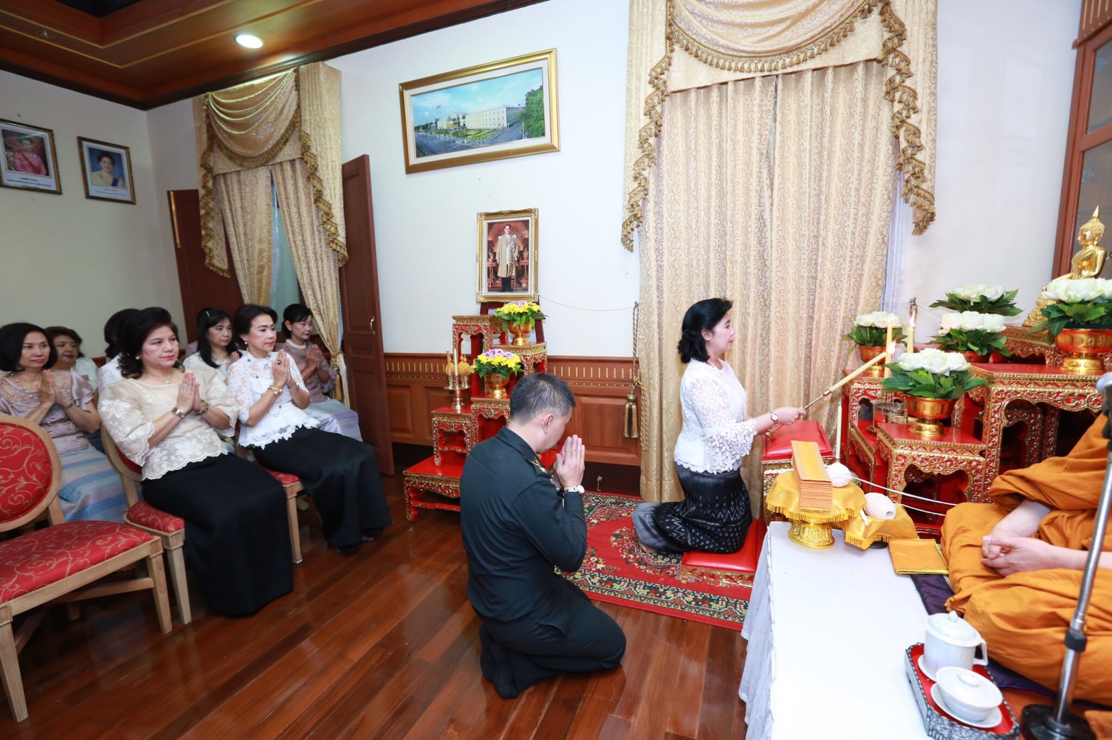 057 เมื่อวันที่ 10 เมษายน 2560 นายกสมาคมภริยาฯ เป็นประธานในพิธีทำบุญถวายเป็นพระราชกุศลแด่พระบาทส...