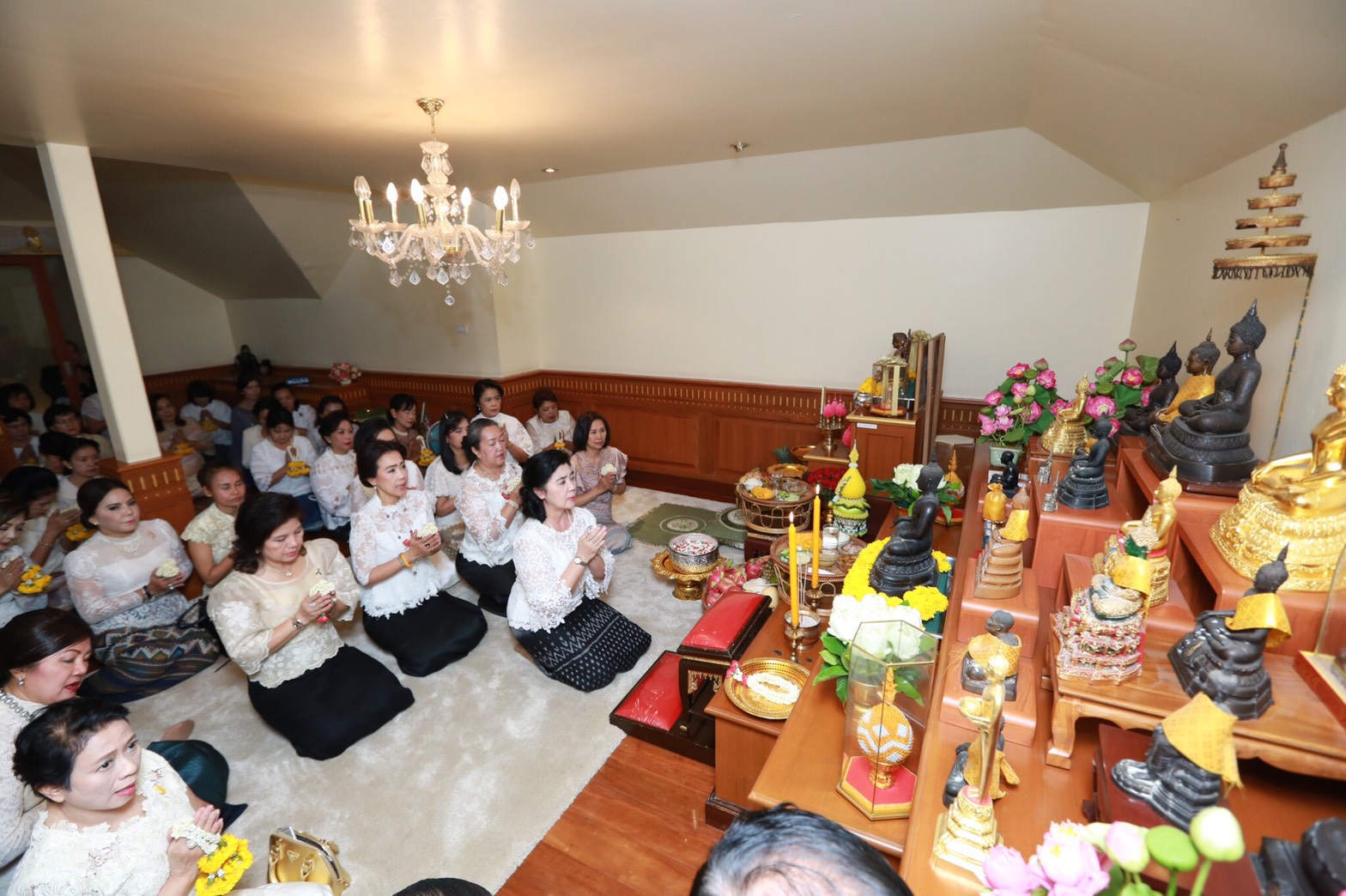 057 เมื่อวันที่ 10 เมษายน 2560 นายกสมาคมภริยาฯ เป็นประธานในพิธีทำบุญถวายเป็นพระราชกุศลแด่พระบาทสมเด็จพระปรมินทรมหาภูมิพลอดุลยเดช พิธีถวายน้ำสรงพระพุทธรูป ตลอดจนสิ่งศักดิ์สิทธิ์ภายในอาคารสมาคมภริยาฯ (ตึกโดม)และพิธีสระเกล้าดำหัว เนื่องในโอกาสเทศกาลวันสงกรานต์