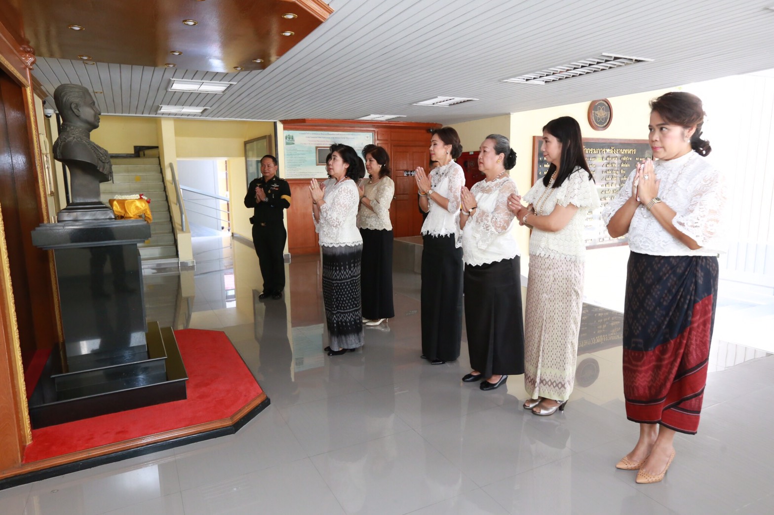057 เมื่อวันที่ 10 เมษายน 2560 นายกสมาคมภริยาฯ เป็นประธานในพิธีทำบุญถวายเป็นพระราชกุศลแด่พระบาทสมเด็จพระปรมินทรมหาภูมิพลอดุลยเดช พิธีถวายน้ำสรงพระพุทธรูป ตลอดจนสิ่งศักดิ์สิทธิ์ภายในอาคารสมาคมภริยาฯ (ตึกโดม)และพิธีสระเกล้าดำหัว เนื่องในโอกาสเทศกาลวันสงกรานต์