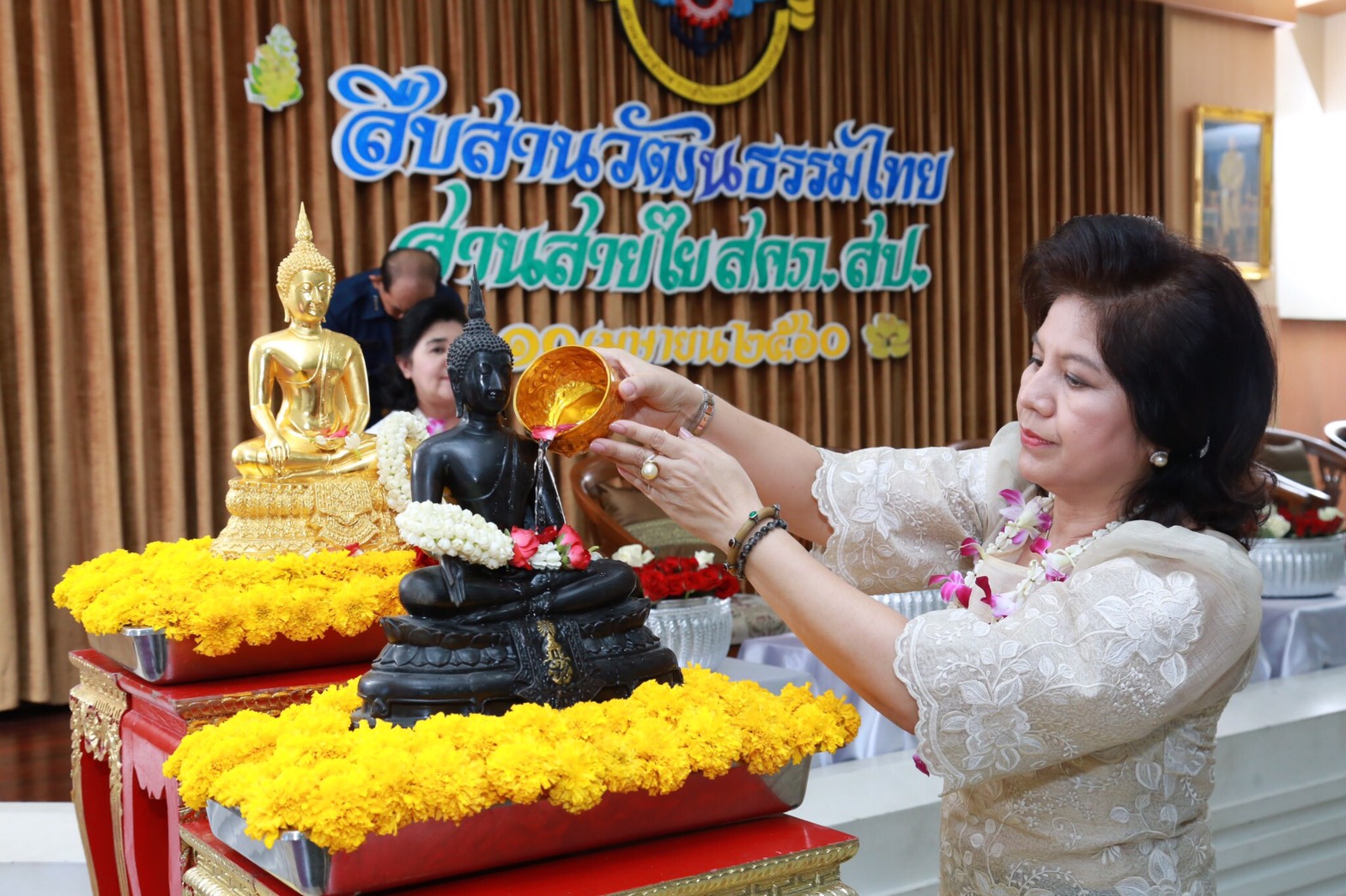 057 เมื่อวันที่ 10 เมษายน 2560 นายกสมาคมภริยาฯ เป็นประธานในพิธีทำบุญถวายเป็นพระราชกุศลแด่พระบาทสมเด็จพระปรมินทรมหาภูมิพลอดุลยเดช พิธีถวายน้ำสรงพระพุทธรูป ตลอดจนสิ่งศักดิ์สิทธิ์ภายในอาคารสมาคมภริยาฯ (ตึกโดม)และพิธีสระเกล้าดำหัว เนื่องในโอกาสเทศกาลวันสงกรานต์