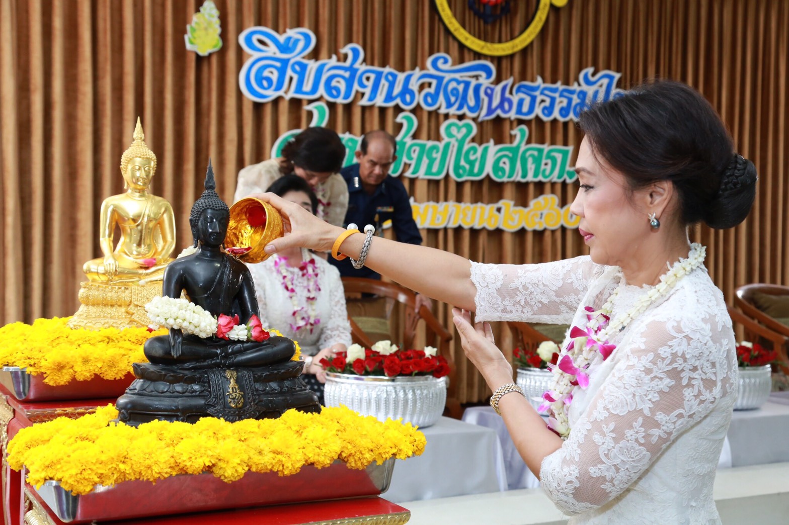 057 เมื่อวันที่ 10 เมษายน 2560 นายกสมาคมภริยาฯ เป็นประธานในพิธีทำบุญถวายเป็นพระราชกุศลแด่พระบาทสมเด็จพระปรมินทรมหาภูมิพลอดุลยเดช พิธีถวายน้ำสรงพระพุทธรูป ตลอดจนสิ่งศักดิ์สิทธิ์ภายในอาคารสมาคมภริยาฯ (ตึกโดม)และพิธีสระเกล้าดำหัว เนื่องในโอกาสเทศกาลวันสงกรานต์