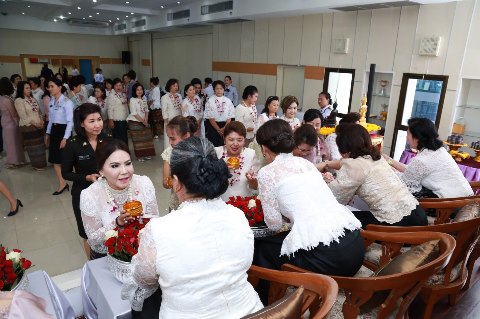 057 เมื่อวันที่ 10 เมษายน 2560 นายกสมาคมภริยาฯ เป็นประธานในพิธีทำบุญถวายเป็นพระราชกุศลแด่พระบาทสมเด็จพระปรมินทรมหาภูมิพลอดุลยเดช พิธีถวายน้ำสรงพระพุทธรูป ตลอดจนสิ่งศักดิ์สิทธิ์ภายในอาคารสมาคมภริยาฯ (ตึกโดม)และพิธีสระเกล้าดำหัว เนื่องในโอกาสเทศกาลวันสงกรานต์