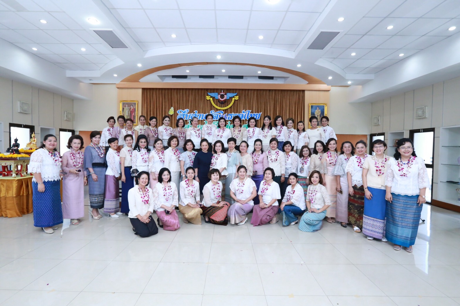 057 เมื่อวันที่ 10 เมษายน 2560 นายกสมาคมภริยาฯ เป็นประธานในพิธีทำบุญถวายเป็นพระราชกุศลแด่พระบาทสมเด็จพระปรมินทรมหาภูมิพลอดุลยเดช พิธีถวายน้ำสรงพระพุทธรูป ตลอดจนสิ่งศักดิ์สิทธิ์ภายในอาคารสมาคมภริยาฯ (ตึกโดม)และพิธีสระเกล้าดำหัว เนื่องในโอกาสเทศกาลวันสงกรานต์