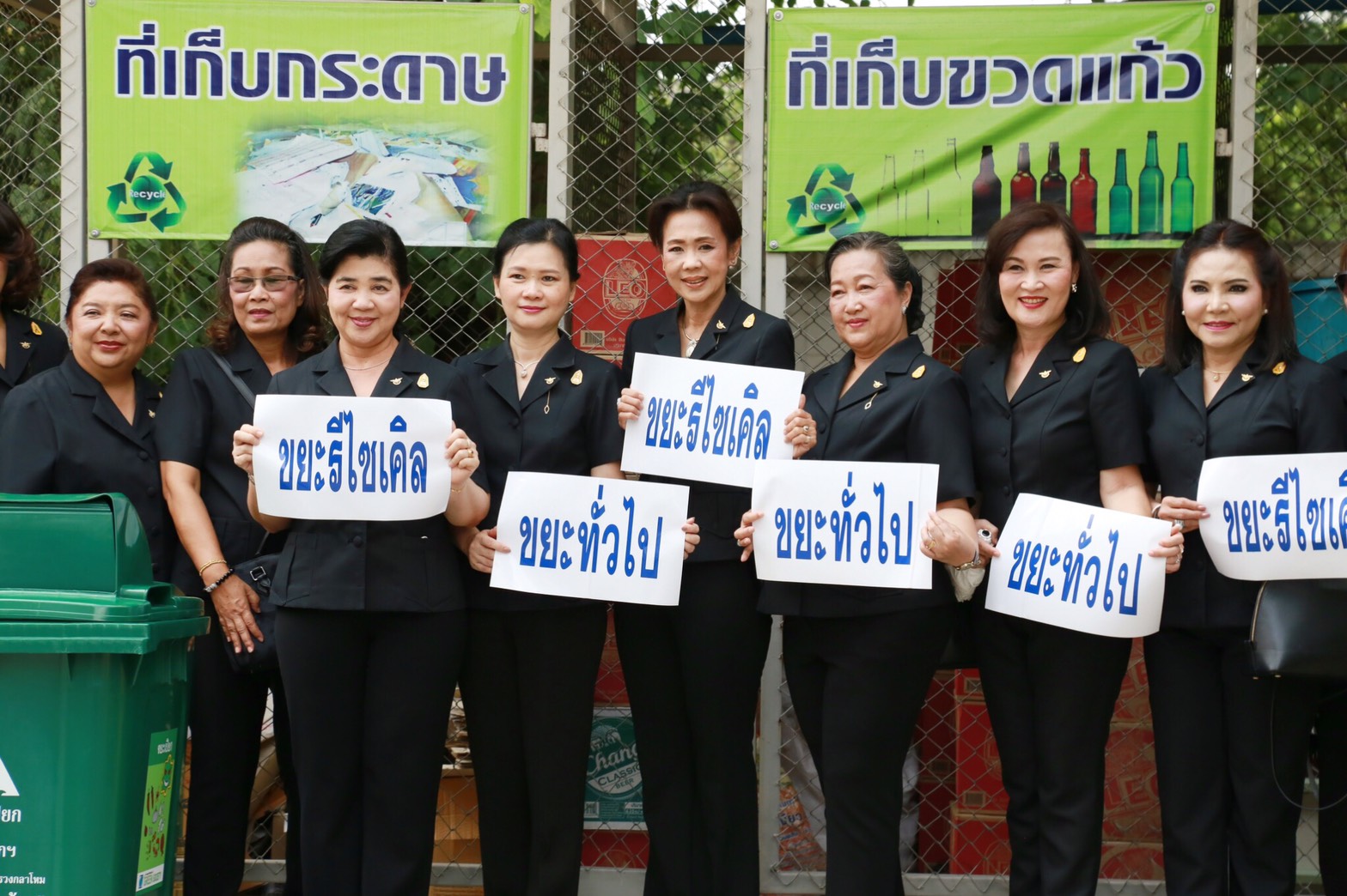 058 เมื่อวันที่ 28 เมษายน 2560 นายกสมาคมภริยาฯ พร้อมด้วยคณะกรรมการสมาคมฯ เดินทางไปตรวจเยี่ยมและติดตามการดำเนินงาน โครงการฯ ในพื้นที่พักอาศัยแขวงบางจาก โรงงานเภสัชกรรมทหาร ศูนย์การอุตสาหกรรมป้องกันประเทศและพลังงานทหาร พื้นที่พักอาศัยแจ้งวัฒนะ และพื้นที่พักอาศัยศรีสมาน