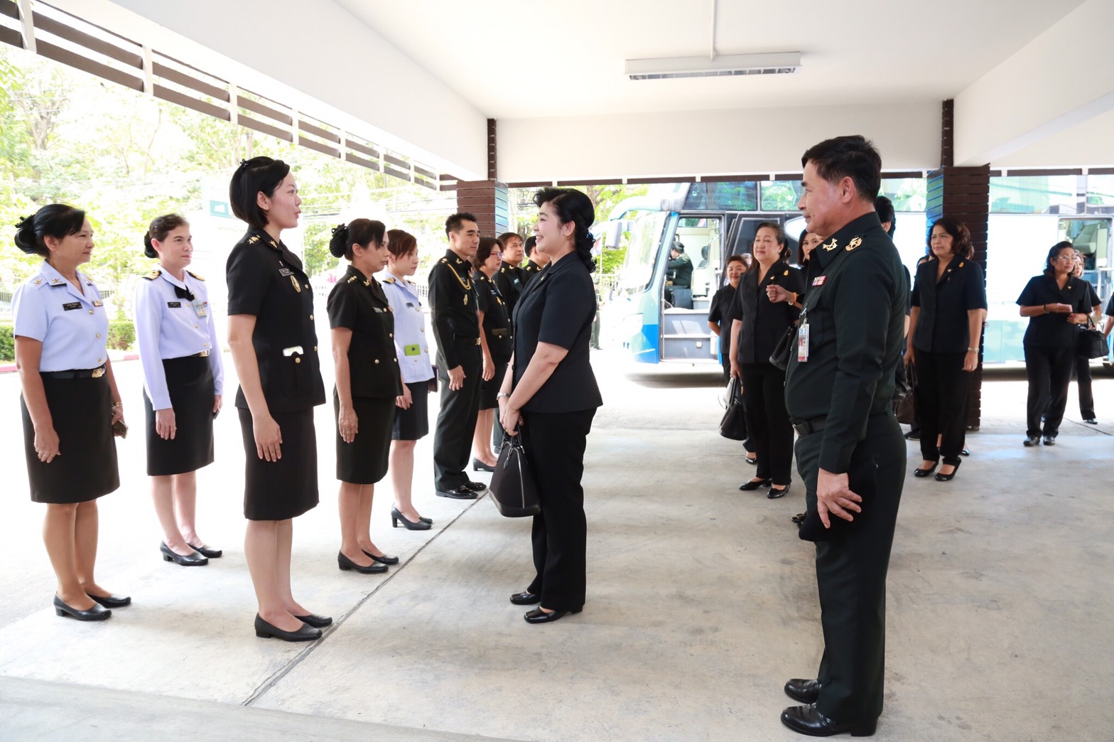 058 เมื่อวันที่ 28 เมษายน 2560 นายกสมาคมภริยาฯ พร้อมด้วยคณะกรรมการสมาคมฯ เดินทางไปตรวจเยี่ยมและติดตามการดำเนินงาน โครงการฯ ในพื้นที่พักอาศัยแขวงบางจาก โรงงานเภสัชกรรมทหาร ศูนย์การอุตสาหกรรมป้องกันประเทศและพลังงานทหาร พื้นที่พักอาศัยแจ้งวัฒนะ และพื้นที่พักอาศัยศรีสมาน