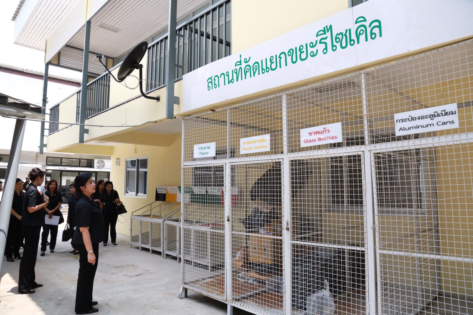 058 เมื่อวันที่ 28 เมษายน 2560 นายกสมาคมภริยาฯ พร้อมด้วยคณะกรรมการสมาคมฯ เดินทางไปตรวจเยี่ยมและติดตามการดำเนินงาน โครงการฯ ในพื้นที่พักอาศัยแขวงบางจาก โรงงานเภสัชกรรมทหาร ศูนย์การอุตสาหกรรมป้องกันประเทศและพลังงานทหาร พื้นที่พักอาศัยแจ้งวัฒนะ และพื้นที่พักอาศัยศรีสมาน