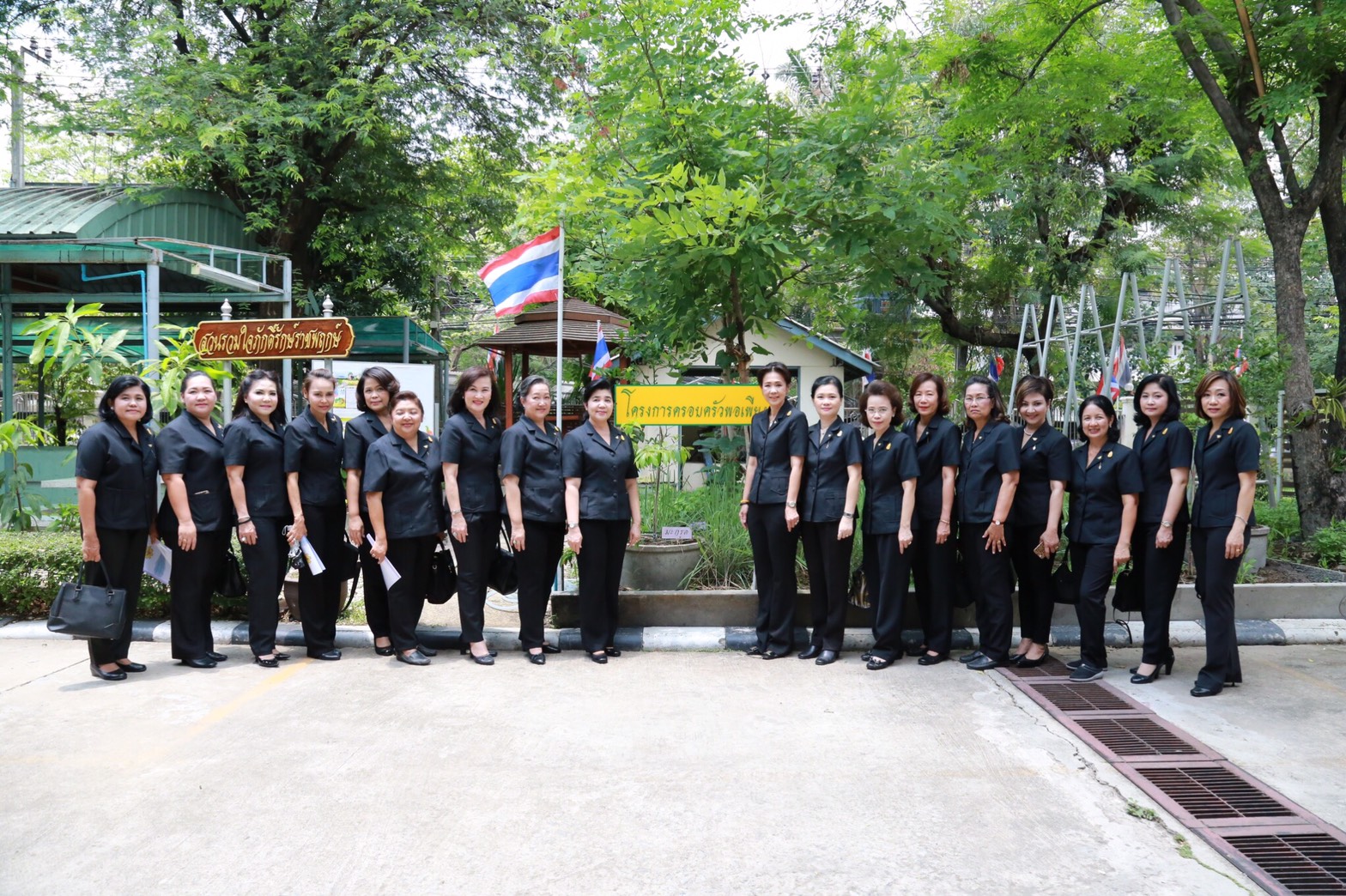 058 เมื่อวันที่ 28 เมษายน 2560 นายกสมาคมภริยาฯ พร้อมด้วยคณะกรรมการสมาคมฯ เดินทางไปตรวจเยี่ยมและติดตามการดำเนินงาน โครงการฯ ในพื้นที่พักอาศัยแขวงบางจาก โรงงานเภสัชกรรมทหาร ศูนย์การอุตสาหกรรมป้องกันประเทศและพลังงานทหาร พื้นที่พักอาศัยแจ้งวัฒนะ และพื้นที่พักอาศัยศรีสมาน