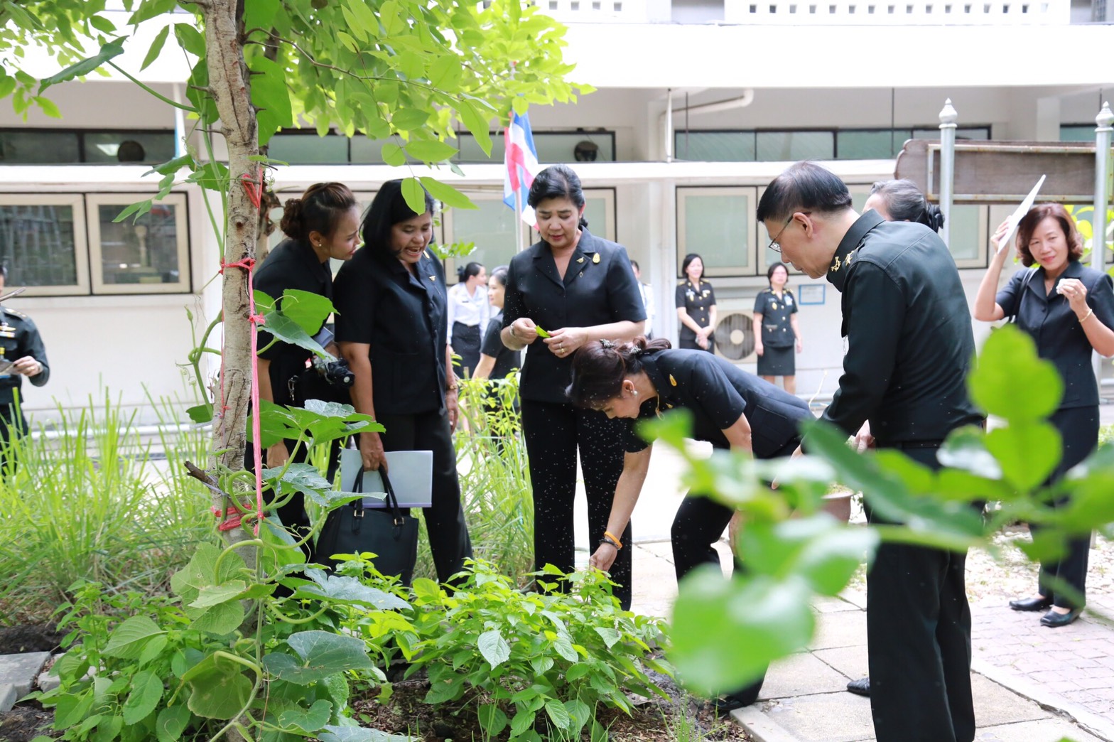 058 เมื่อวันที่ 28 เมษายน 2560 นายกสมาคมภริยาฯ พร้อมด้วยคณะกรรมการสมาคมฯ เดินทางไปตรวจเยี่ยมและติดตามการดำเนินงาน โครงการฯ ในพื้นที่พักอาศัยแขวงบางจาก โรงงานเภสัชกรรมทหาร ศูนย์การอุตสาหกรรมป้องกันประเทศและพลังงานทหาร พื้นที่พักอาศัยแจ้งวัฒนะ และพื้นที่พักอาศัยศรีสมาน