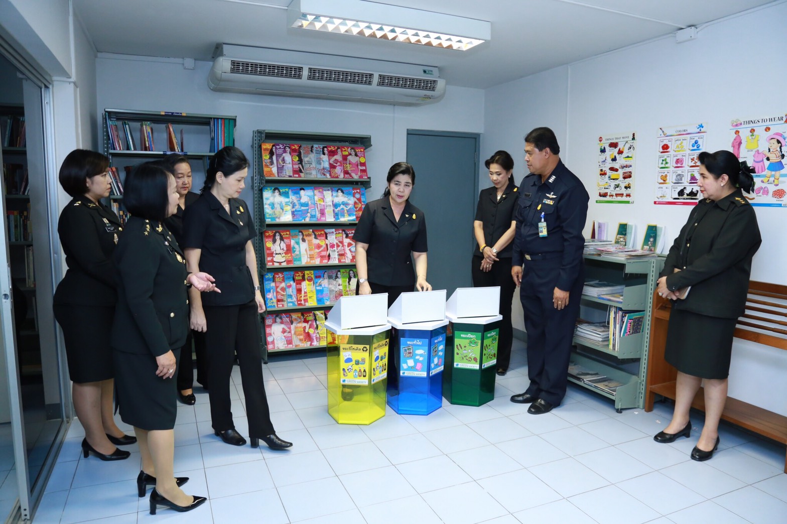 058 เมื่อวันที่ 28 เมษายน 2560 นายกสมาคมภริยาฯ พร้อมด้วยคณะกรรมการสมาคมฯ เดินทางไปตรวจเยี่ยมและติดตามการดำเนินงาน โครงการฯ ในพื้นที่พักอาศัยแขวงบางจาก โรงงานเภสัชกรรมทหาร ศูนย์การอุตสาหกรรมป้องกันประเทศและพลังงานทหาร พื้นที่พักอาศัยแจ้งวัฒนะ และพื้นที่พักอาศัยศรีสมาน