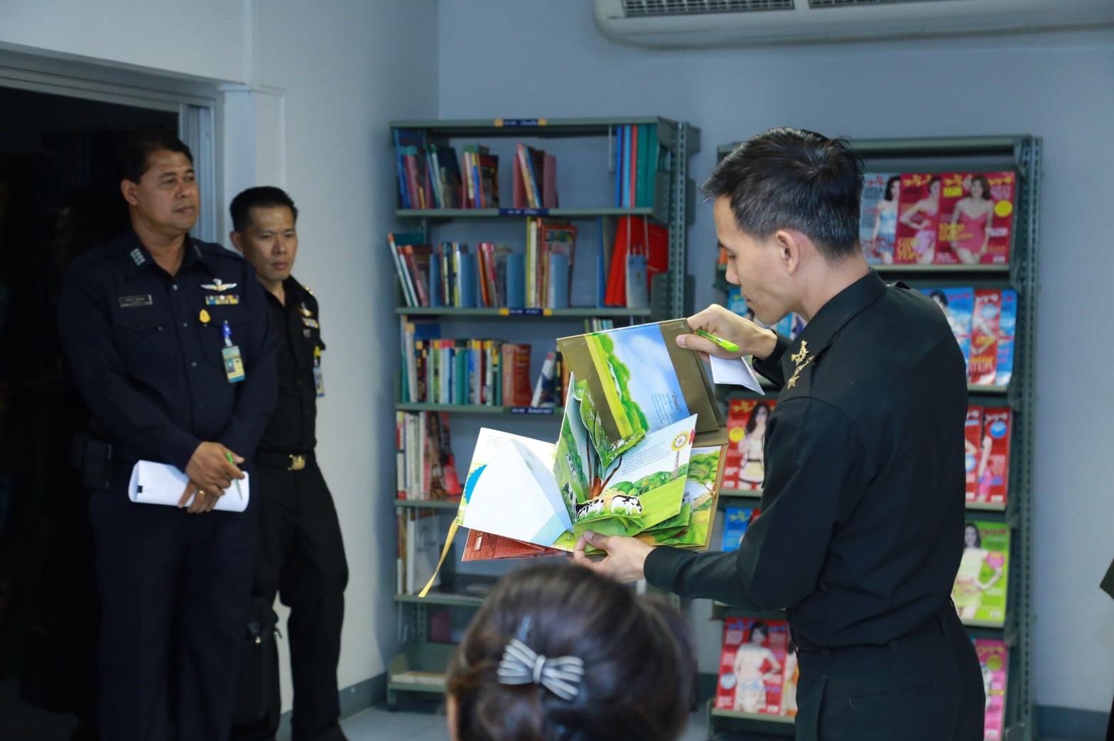 058 เมื่อวันที่ 28 เมษายน 2560 นายกสมาคมภริยาฯ พร้อมด้วยคณะกรรมการสมาคมฯ เดินทางไปตรวจเยี่ยมและติดตามการดำเนินงาน โครงการฯ ในพื้นที่พักอาศัยแขวงบางจาก โรงงานเภสัชกรรมทหาร ศูนย์การอุตสาหกรรมป้องกันประเทศและพลังงานทหาร พื้นที่พักอาศัยแจ้งวัฒนะ และพื้นที่พักอาศัยศรีสมาน