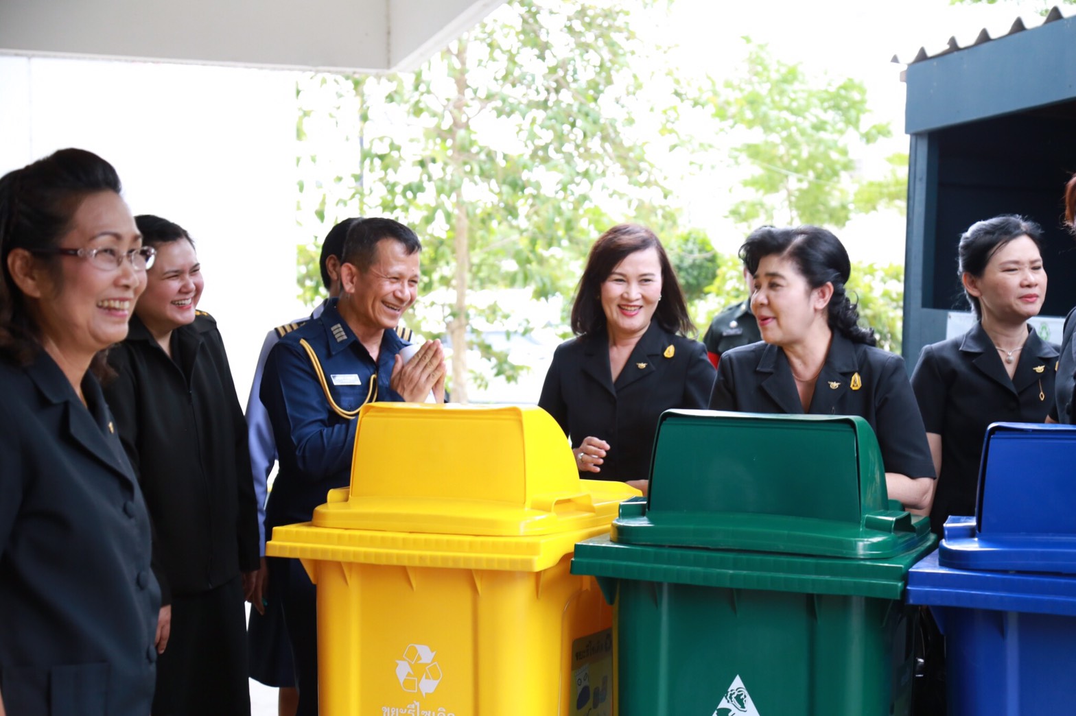 058 เมื่อวันที่ 28 เมษายน 2560 นายกสมาคมภริยาฯ พร้อมด้วยคณะกรรมการสมาคมฯ เดินทางไปตรวจเยี่ยมและติดตามการดำเนินงาน โครงการฯ ในพื้นที่พักอาศัยแขวงบางจาก โรงงานเภสัชกรรมทหาร ศูนย์การอุตสาหกรรมป้องกันประเทศและพลังงานทหาร พื้นที่พักอาศัยแจ้งวัฒนะ และพื้นที่พักอาศัยศรีสมาน