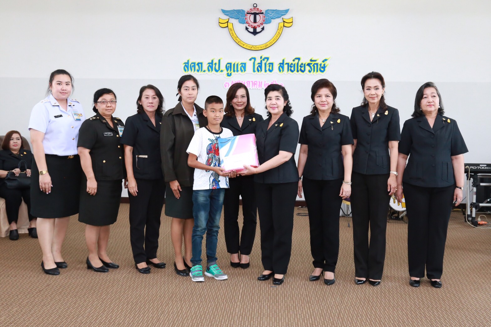 059 เมื่อวันที่ 3 พฤษภาคม 2560 นายกสมาคมภริยาฯ เป็นประธานในการจัดกิจกรรม "สคภ.สป. ดูแล ใส่ใจ สายใยรักษ์" ณ ห้องประชาชื่น ชั้น ๖ สำนักงานสนับสนุนสำนักงานปลัดกระทรวงกลาโหม (ประชาชื่น )โดยมี คณะกรรมการสมาคมฯ คณะแพทย์ พยาบาล จากสำนักงานแพทย์ สำนักงานสนับสนุนสำนักงานปลัดกระทรวงกลาโหม ครอบครัวของข้าราชการที่เข้าร่วมโครงการ ฯ และเจ้าหน้าที่ประสานงานโครงการ ฯ เข้าร่วมกิจกรรมดังกล่าว