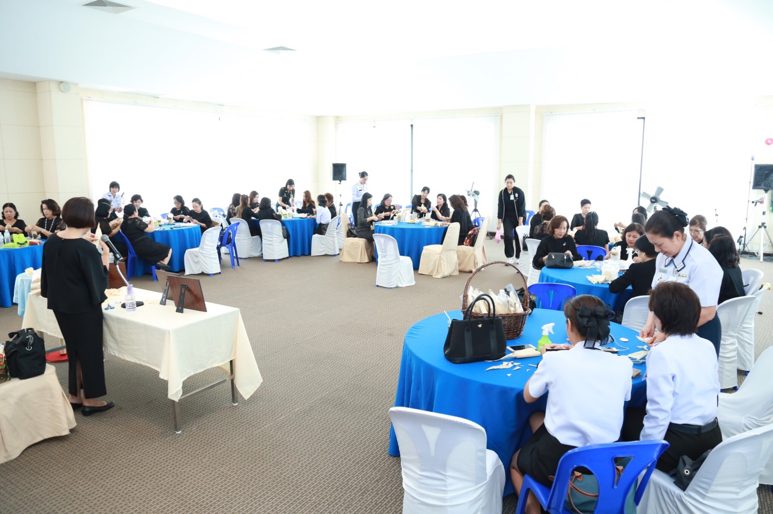 062 เมื่อวันที่ 16 พฤษภาคม 2560 นายกสมาคมภริยาฯ พร้อมด้วยคณะกรรมการฯ ร่วมกิจกรรม ประดิษฐ์ดอกไม้จันทน์ เพื่อถวายแด่พระบาทสมเด็จพระปรมินทรมหาภูมิพลอดุลยเดช ในพระราชพิธีถวายพระเพลิงพระบรมศพ ณ ห้องอเนกประสงค์ ชั้น ๖ สำนักงานสนับสนุน สำนักงานปลัดกระทรวงกลาโหม (ประชาชื่น ) โดยมี น.อ.หญิง ฉัฐสินี คูณขุนทด และคุณวรรณา มณีนุตร์ เป็นวิทยากรในการสอน