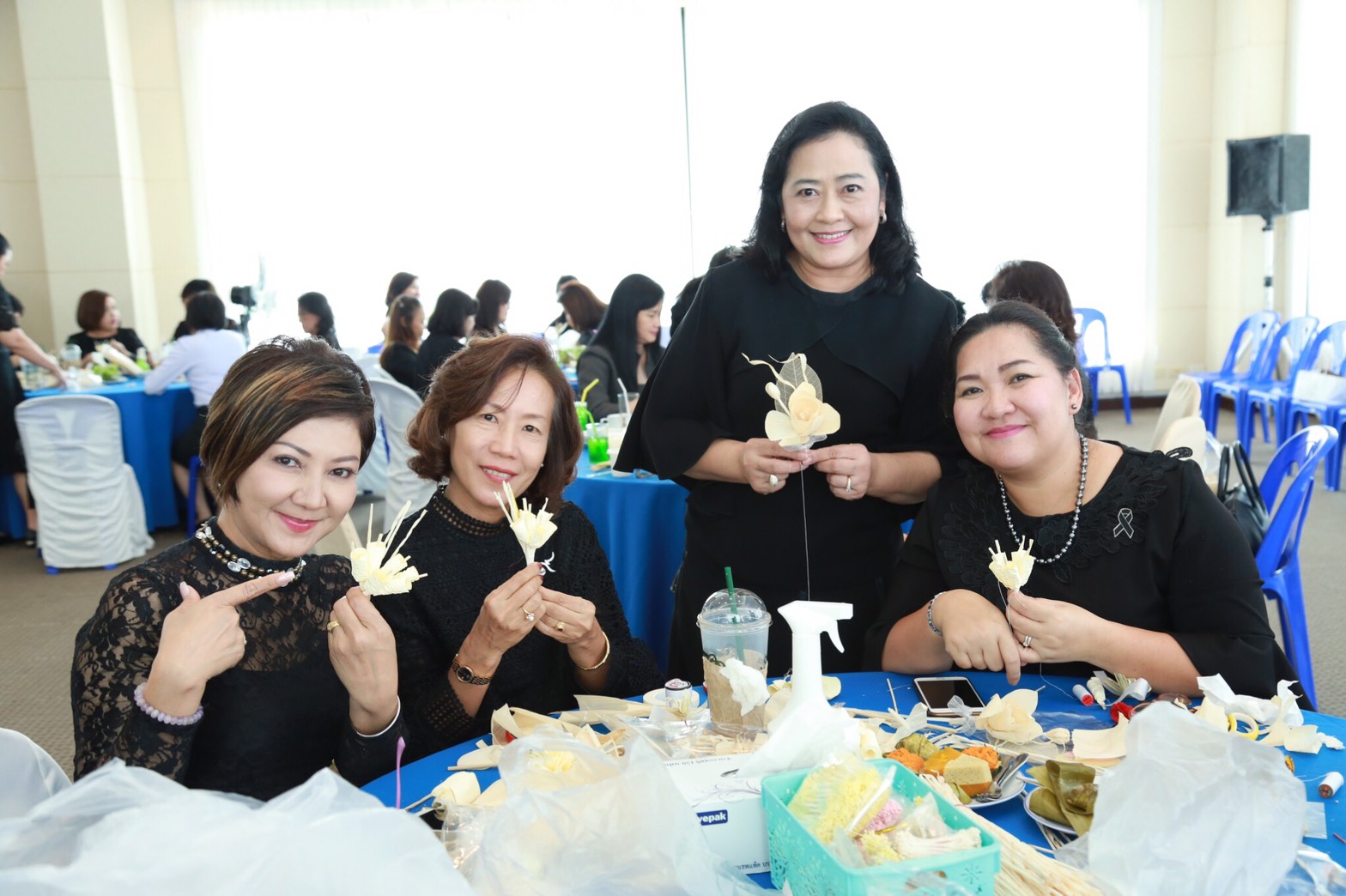 062 เมื่อวันที่ 16 พฤษภาคม 2560 นายกสมาคมภริยาฯ พร้อมด้วยคณะกรรมการฯ ร่วมกิจกรรม ประดิษฐ์ดอกไม้จันทน์ เพื่อถวายแด่พระบาทสมเด็จพระปรมินทรมหาภูมิพลอดุลยเดช ในพระราชพิธีถวายพระเพลิงพระบรมศพ ณ ห้องอเนกประสงค์ ชั้น ๖ สำนักงานสนับสนุน สำนักงานปลัดกระทรวงกลาโหม (ประชาชื่น ) โดยมี น.อ.หญิง ฉัฐสินี คูณขุนทด และคุณวรรณา มณีนุตร์ เป็นวิทยากรในการสอน