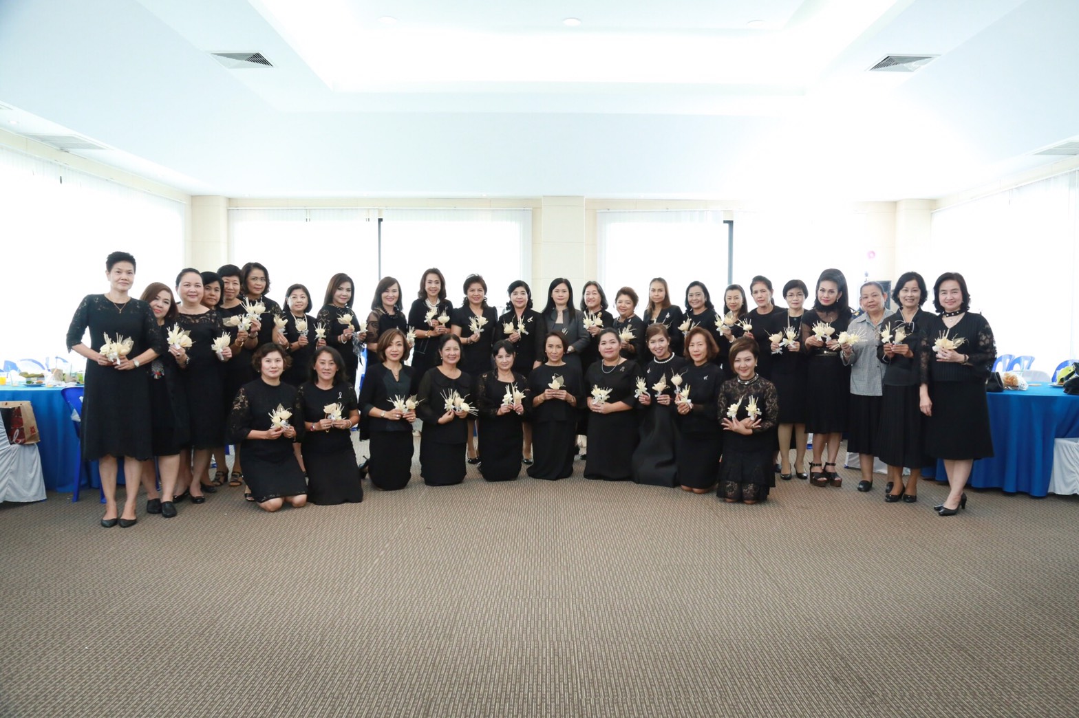 062 เมื่อวันที่ 16 พฤษภาคม 2560 นายกสมาคมภริยาฯ พร้อมด้วยคณะกรรมการฯ ร่วมกิจกรรม ประดิษฐ์ดอกไม้จันทน์ เพื่อถวายแด่พระบาทสมเด็จพระปรมินทรมหาภูมิพลอดุลยเดช ในพระราชพิธีถวายพระเพลิงพระบรมศพ ณ ห้องอเนกประสงค์ ชั้น ๖ สำนักงานสนับสนุน สำนักงานปลัดกระทรวงกลาโหม (ประชาชื่น ) โดยมี น.อ.หญิง ฉัฐสินี คูณขุนทด และคุณวรรณา มณีนุตร์ เป็นวิทยากรในการสอน