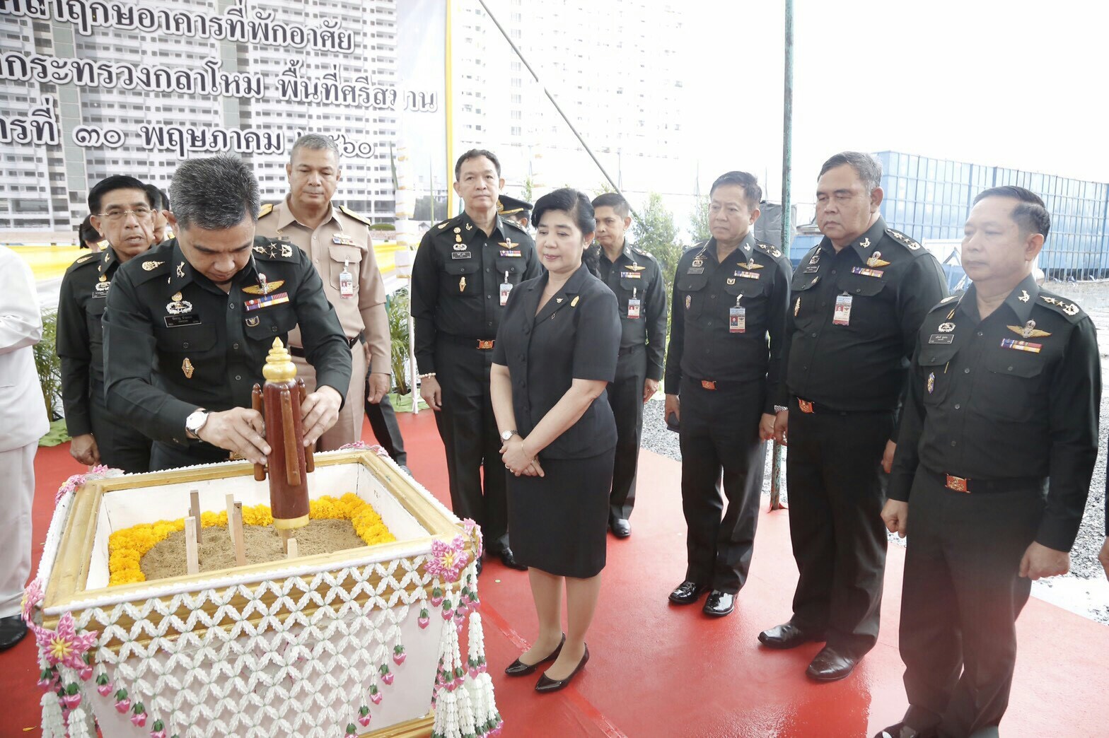 064 เมื่อวันที่ 30 พฤษภาคม 2560 คุณวิภาพร ช้างมงคล นายกสมาคมภริยาฯ พร้อมด้วย ผศ.ดร วรรณวิภา ติตถะสิริ คุณอินทริยา หนูเทพ คุณพรรณิภา ศรีสุข และคุณณัฏฐ์ชยธร ธัญญสิริ เข้าร่วมพิธีสมโภช พระพุทธไตรเสนากลาโหมพิทักษ์ ณ หอพระสำนักงานปลัดกระทรวงกลาโหม และพิธีวางศิลาฤกษ์อาคารที่พักอาศัย ของสำนักงานปลัดกระทรวงกลาโหม พื้นที่ศรีสมาน โดยมี ปลัดกระทรวงกลาโหมเป็นประธานในพิธี