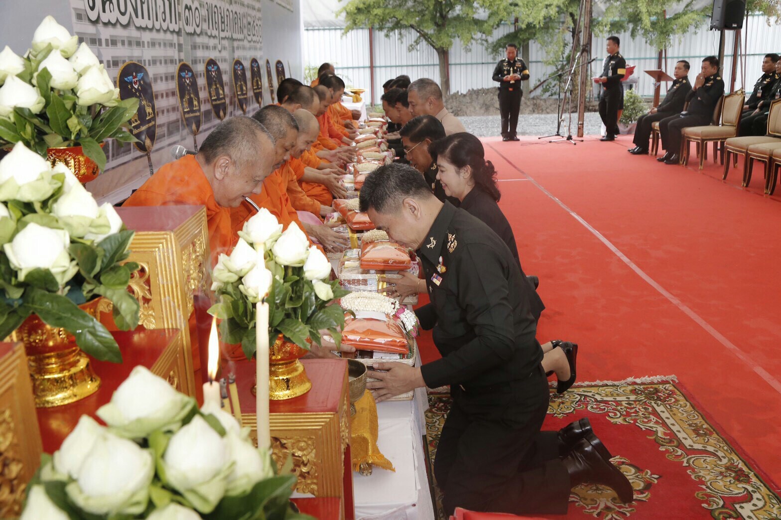 064 เมื่อวันที่ 30 พฤษภาคม 2560 คุณวิภาพร ช้างมงคล นายกสมาคมภริยาฯ พร้อมด้วย ผศ.ดร วรรณวิภา ติตถะสิริ คุณอินทริยา หนูเทพ คุณพรรณิภา ศรีสุข และคุณณัฏฐ์ชยธร ธัญญสิริ เข้าร่วมพิธีสมโภช พระพุทธไตรเสนากลาโหมพิทักษ์ ณ หอพระสำนักงานปลัดกระทรวงกลาโหม และพิธีวางศิลาฤกษ์อาคารที่พักอาศัย ของสำนักงานปลัดกระทรวงกลาโหม พื้นที่ศรีสมาน โดยมี ปลัดกระทรวงกลาโหมเป็นประธานในพิธี