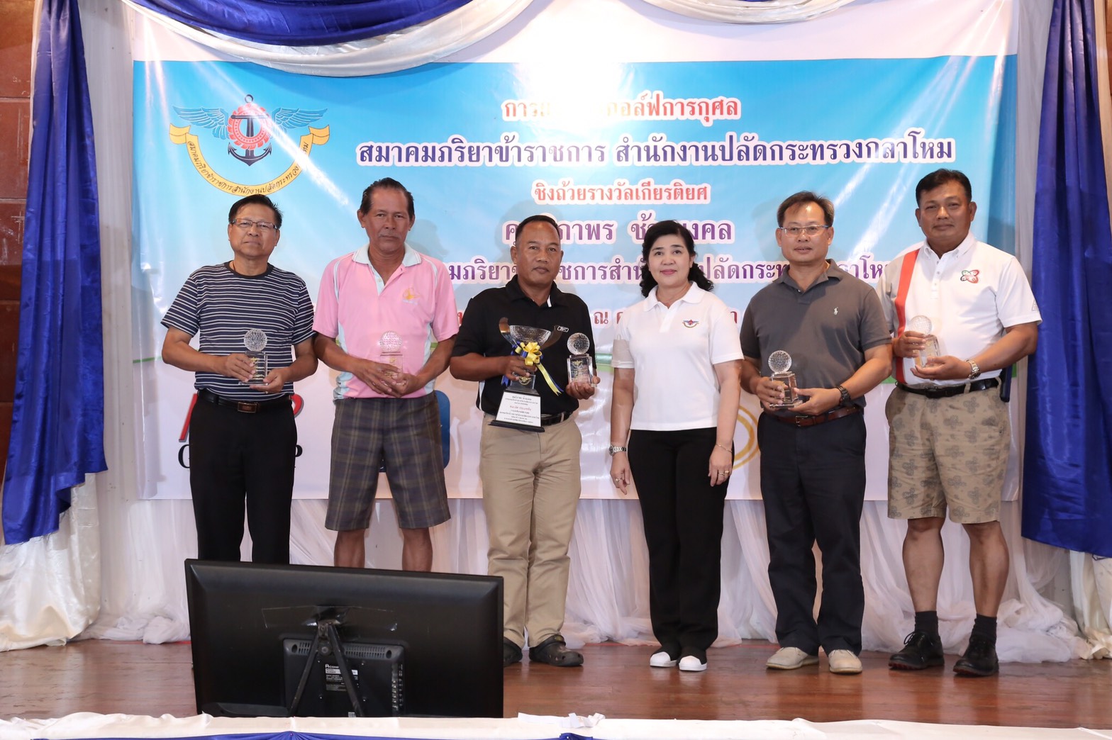 067 เมื่อวันที่ 27 มิถุนายน 2560 นายกสมาคมภริยาฯ พร้อมด้วยคณะกรรมการฯ ร่วมจัดกิจกรรมการแข่งขันกอล์ฟการกุศล สคภ.สป. ณ ศูนย์พัฒนากีฬากองทัพบก รามอินทรา กรุงเทพฯ