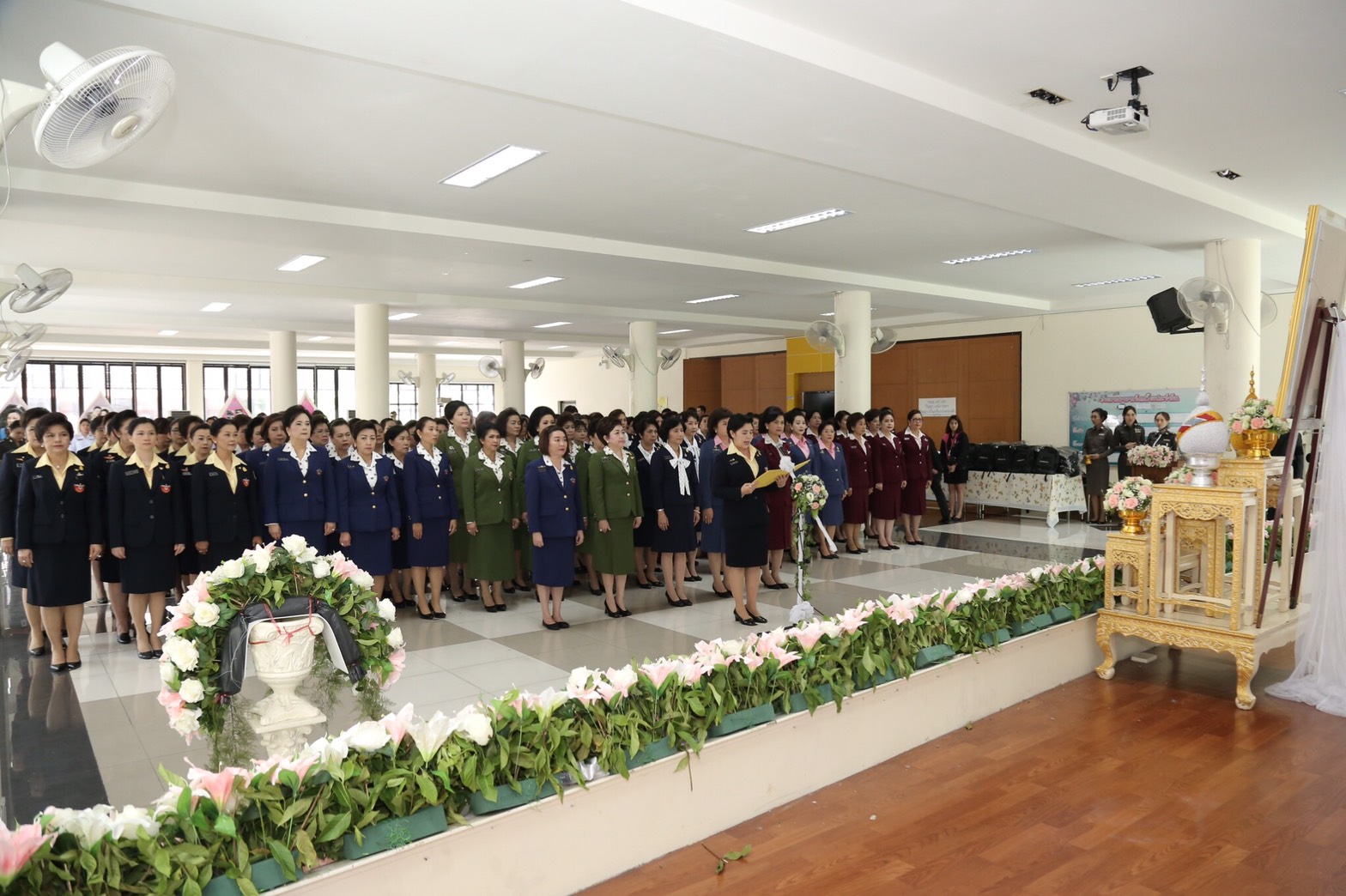 069 เมื่อวันที่ 28 มิถุนายน 2560 นายกสมาคมภริยาฯ พร้อมด้วยคณะกรรมการฯ ร่วมกับสมาคมแม่บ้านทหาร-ตำรวจ จัดกิจกรรมเฉลิมพระเกียรติสมเด็จพระเจ้าลูกเธอเจ้าฟ้าจุฬาภรณวลัยลักษณ์ อัครราชกุมารี เนื่องในโอกาสทรงเจริญพระชนมายุครบ 5 รอบ ในวันที่ 4 กรกฎาคม 2560ณ อาคารเฉลิมพระเกียรติ ๗ รอบพระชนมพรรษา สถานสงเคราะห์เด็กหญิงบ้านราชวิถี กรุงเทพฯ
