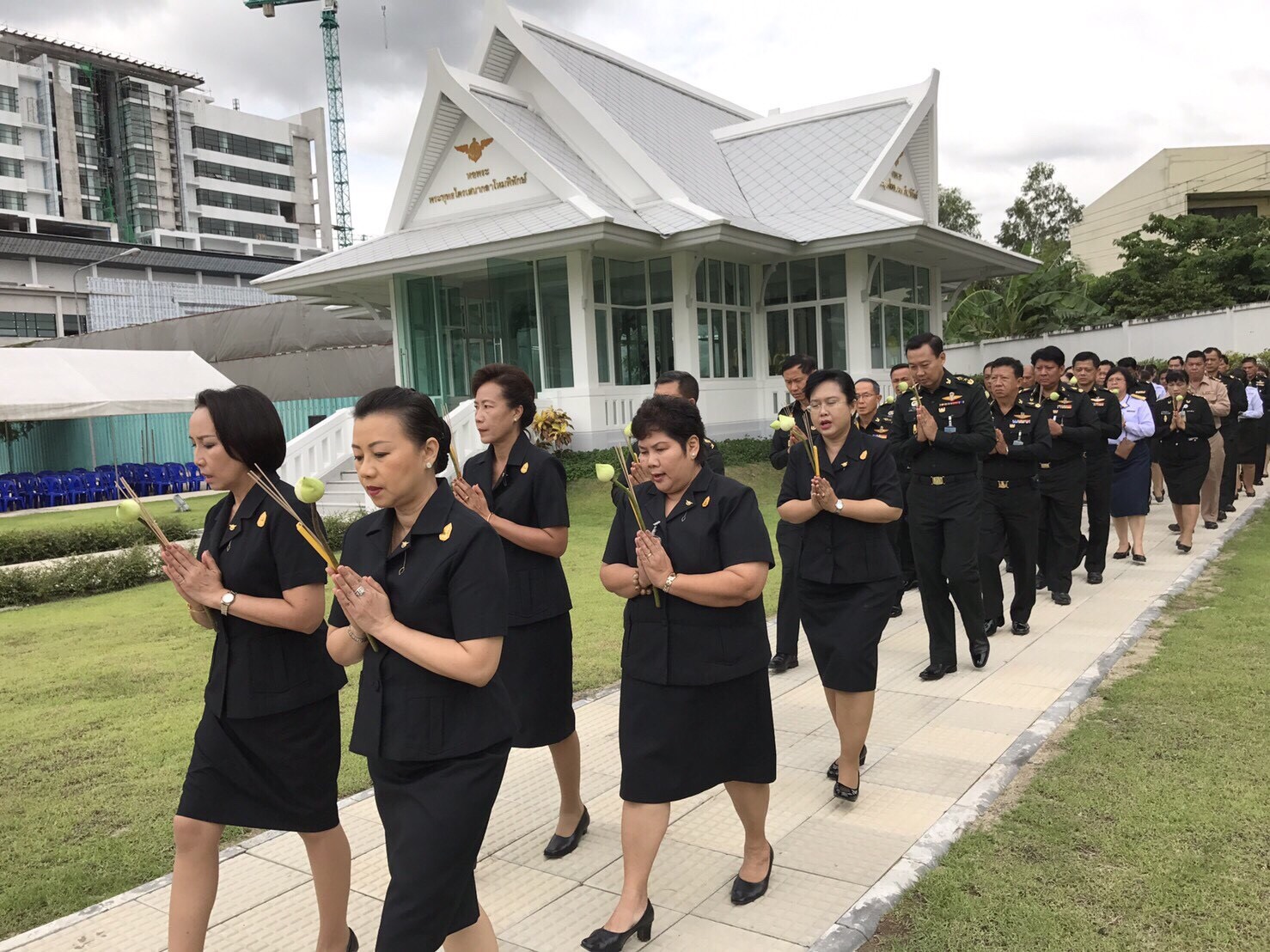 075 เมื่อวันที่ 7 กรกฎาคม 2560 คุณสาธิตา สุวรรณทัต เป็นผู้แทนนายกสมาคมภริยาฯ พร้อมด้วยคณะกรรมการสมาคมฯ ร่วมงาน กิจกรรมส่งเสริมคุณธรรม จริยธรรม เนื่องในเทศกาลอาสาฬหบูชาและเข้าพรรษา ประจำปี 2560 เพื่อถวายเป็นพุทธบูชา และถวายเป็นพระราชกุศลแด่พระบาทสมเด็จพระปรมินทรมหาภูมิพลอดุลยเดช ณ หอพระ สำนักงานปลัดกระทรวงกลาโหม(ศรีสมาน)