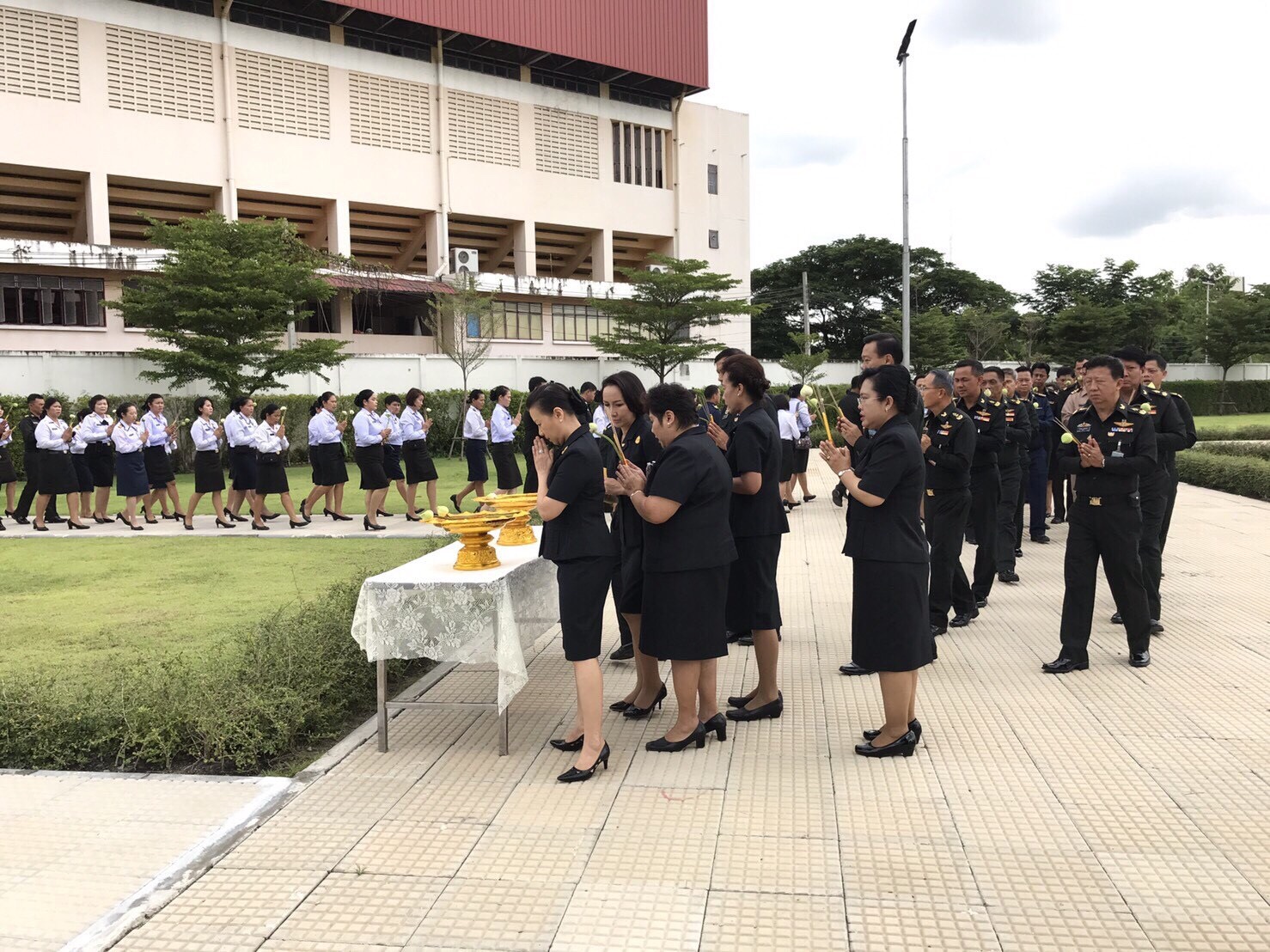 075 เมื่อวันที่ 7 กรกฎาคม 2560 คุณสาธิตา สุวรรณทัต เป็นผู้แทนนายกสมาคมภริยาฯ พร้อมด้วยคณะกรรมการสมาคมฯ ร่วมงาน กิจกรรมส่งเสริมคุณธรรม จริยธรรม เนื่องในเทศกาลอาสาฬหบูชาและเข้าพรรษา ประจำปี 2560 เพื่อถวายเป็นพุทธบูชา และถวายเป็นพระราชกุศลแด่พระบาทสมเด็จพระปรมินทรมหาภูมิพลอดุลยเดช ณ หอพระ สำนักงานปลัดกระทรวงกลาโหม(ศรีสมาน)