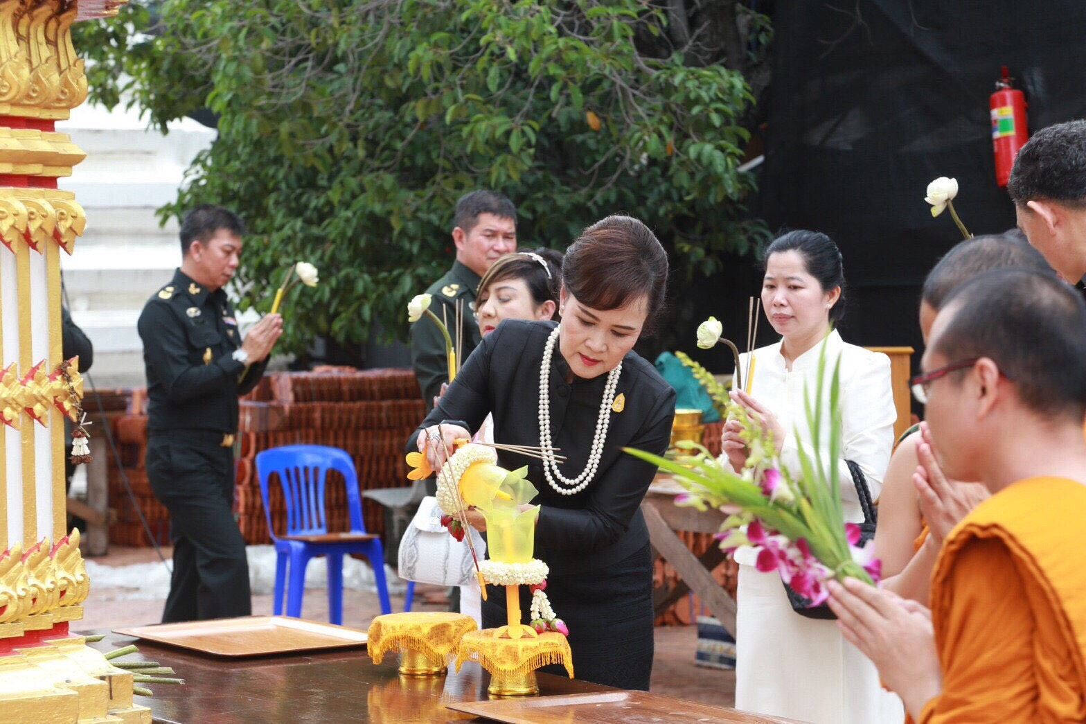 076 เมื่อวันที่ 7 กรกฎาคม 2560 คุณวิไลวรรณ นาเงิน เป็นผู้แทนนายกสมาคมภริยาฯ พร้อมด้วยคณะกรรมการสมาคมฯ ร่วมงาน กิจกรรมส่งเสริมคุณธรรม จริยธรรม เนื่องในเทศกาลอาสาฬหบูชาและเข้าพรรษา ประจำปี 2560 เพื่อถวายเป็นพุทธบูชา และถวายเป็นพระราชกุศลแด่พระบาทสมเด็จพระปรมินทรมหาภูมิพลอดุลยเดช ณ วัดบวรมงคล ราชวรวิหาร เขตบางพลัด กรุงเทพฯ