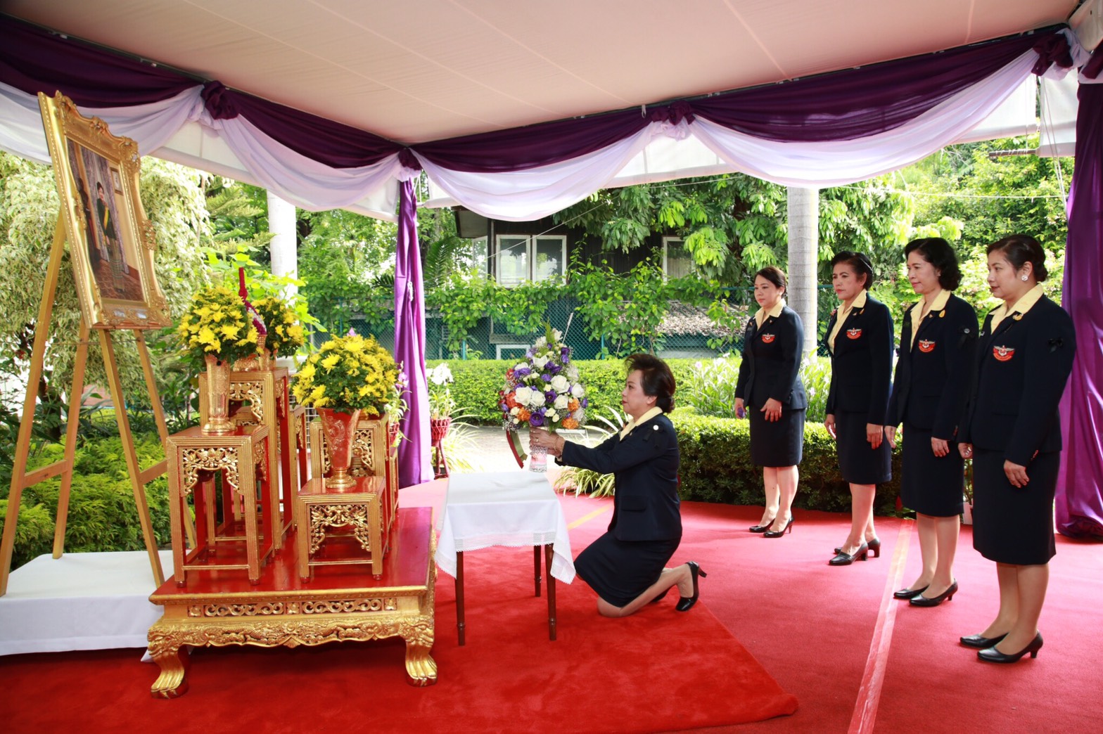 079 เมื่อวันที่ 13 กรกฎาคม 2560 คุณศรีสุภางค์ พงษ์ศิริ เป็นผู้แทนนายกสมาคมภริยาฯ พร้อมด้วยคณะกรรมการสมาคมฯ ถวายแจกันดอกไม้ และลงนามถวายพระพร เนื่องในโอกาสวันคล้ายวันประสูติ พระเจ้าวรวงศ์เธอ พระองค์เจ้าโสมสวลี พระวรราชาทินัดดามาตุ ทรงเจริญพระชันษา ๖๐ ปี ณ วังเทเวศร์ กรุงเทพฯ