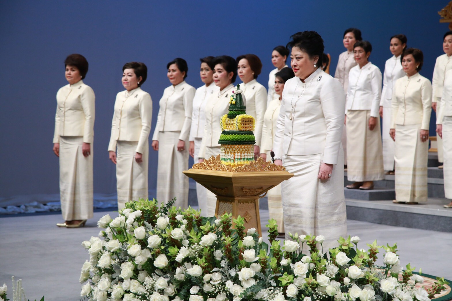 080 เมื่อวันที่ 16 กรกฎาคม 2560 นายกสมาคมภริยาฯ พร้อมด้วยคณะกรรมการฯ ร่วมกับสมาคมแม่บ้าน 6 สมาคม รับเสด็จพระเจ้าวรวงศ์เธอ พระองค์เจ้าโสมสวลี พระวรราชาทินัดดามาตุ เพื่อทรงร่วมบันทึกวีดิทัศน์อาเศียรพาท ถวายพระพรชัยมงคลสมเด็จพระเจ้าอยู่หัว มหาวชิราลงกรณ บดินทรเทพยวรางกูร เนื่องในโอกาสวันเฉลิมพระชนมพรรษา 28 กรกฎาคม 2560 ณ สถานีวิทยุโทรทัศน์กองทัพบก กรุงเทพฯ