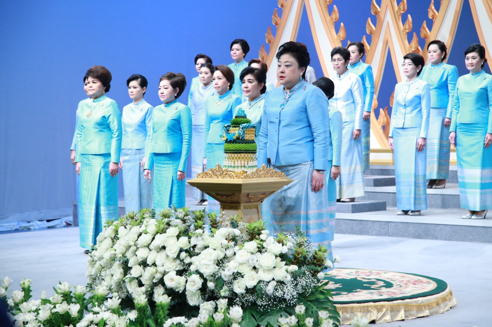 081 เมื่อวันที่ 21 กรกฎาคม 2560 นายกสมาคมภริยาฯ พร้อมด้วยคณะกรรมการสมาคมฯ ร่วมกับสมาคมแม่บ้าน 6 สมาคม รับเสด็จพระเจ้าวรวงศ์เธอ พระองค์เจ้าโสมสวลี พระวรราชาทินัดดามาตุ เพื่อทรงร่วมบันทึกวีดิทัศน์อาเศียรพาท ถวายพระพรชัยมงคล สมเด็จพระนางเจ้าสิริกิติ์ พระบรมราชินีนาถ ในรัชกาลที่ 9 เนื่องในโอกาสวันเฉลิมพระชนมพรรษา 12 สิงหาคม 2560 ณ สถานีวิทยุโทรทัศน์กองทัพบก กรุงเทพฯ