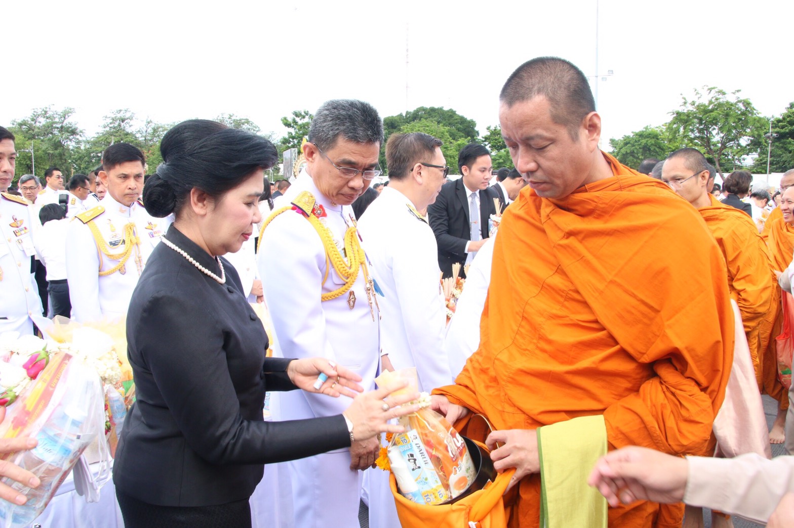 082 เมื่อวันที่ 28 กรกฎาคม 2560 นายกสมาคมภริยาฯ พร้อมคณะกรรมการสมาคมฯ ร่วมพิธีทำบุญตักบาตรถวายพระราชกุศล พระบาทสมเด็จพระปรมินทรมหาภูมิพลอดุลยเดช บรมนาถบพิตร และถวายพระพรชัยมงคลกับถวายเป็นพระราชกุศลแด่ สมเด็จพระนางเจ้าสิริกิติ์ พระบรมราชินีนาถ ในรัชกาลที่ 9 และสมเด็จพระเจ้าอยู่หัว มหาวชิราลงกรณ บดินทรเทพยวรางกูร เนื่องในโอกาสวันเฉลิมพระชนมพรรษา 65 พรรษา 28 กรกฎาคม 2560 ณ พระลานพระราชวังดุสิต กรุงเทพฯ