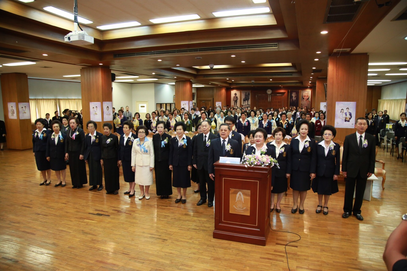 085 เมื่อวันที่ 1 สิงหาคม 2560 คุณศรีวัลลภา อนุศรี เป็นผู้แทนนายกสมาคมภริยาฯ พร้อมด้วยคณะกรรมการฯ ร่วมพิธีเปิดกิจกรรมสัปดาห์วันแม่แห่งชาติ ประจำปี 2560 ณ ห้องประชุมชั้น 3 ตึกนวมหาราช สภาสังคมสงเคราะห์ฯ กรุงเทพ