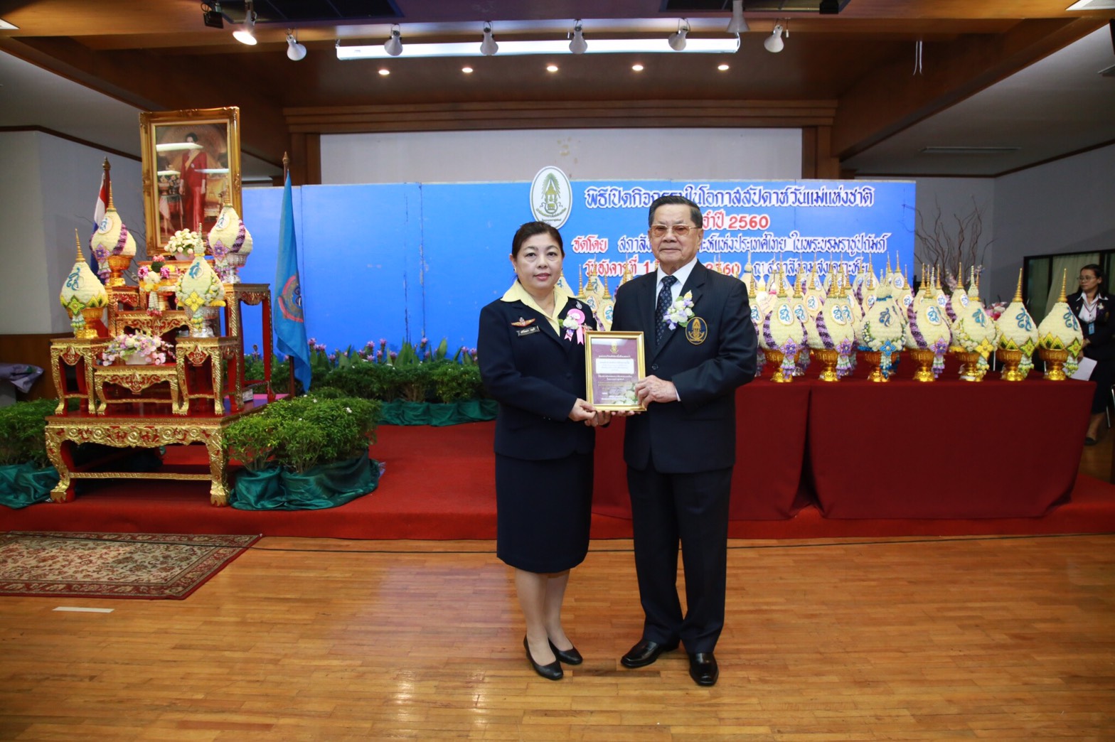 085 เมื่อวันที่ 1 สิงหาคม 2560 คุณศรีวัลลภา อนุศรี เป็นผู้แทนนายกสมาคมภริยาฯ พร้อมด้วยคณะกรรมการฯ ร่วมพิธีเปิดกิจกรรมสัปดาห์วันแม่แห่งชาติ ประจำปี 2560 ณ ห้องประชุมชั้น 3 ตึกนวมหาราช สภาสังคมสงเคราะห์ฯ กรุงเทพ