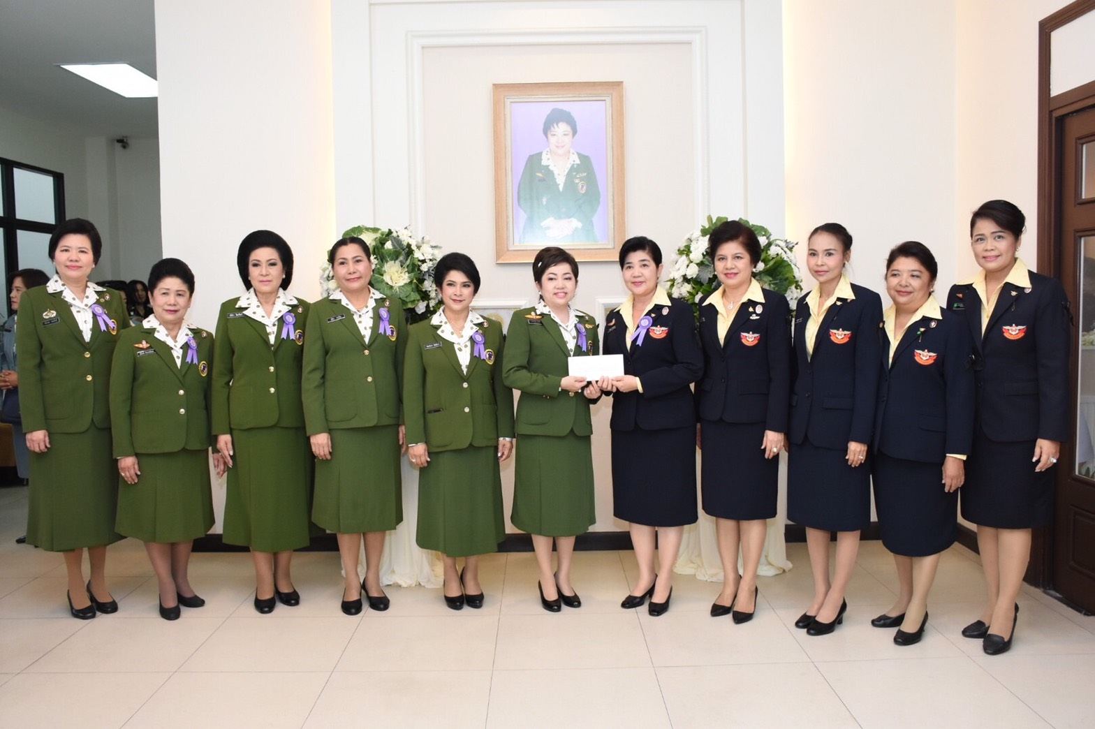 088 เมื่อวันที่ 3 สิงหาคม 2560 นายกสมาคมภริยาฯ พร้อมด้วยคณะกรรมการสมาคมฯ ร่วมงานวันคล้ายวันสถ...