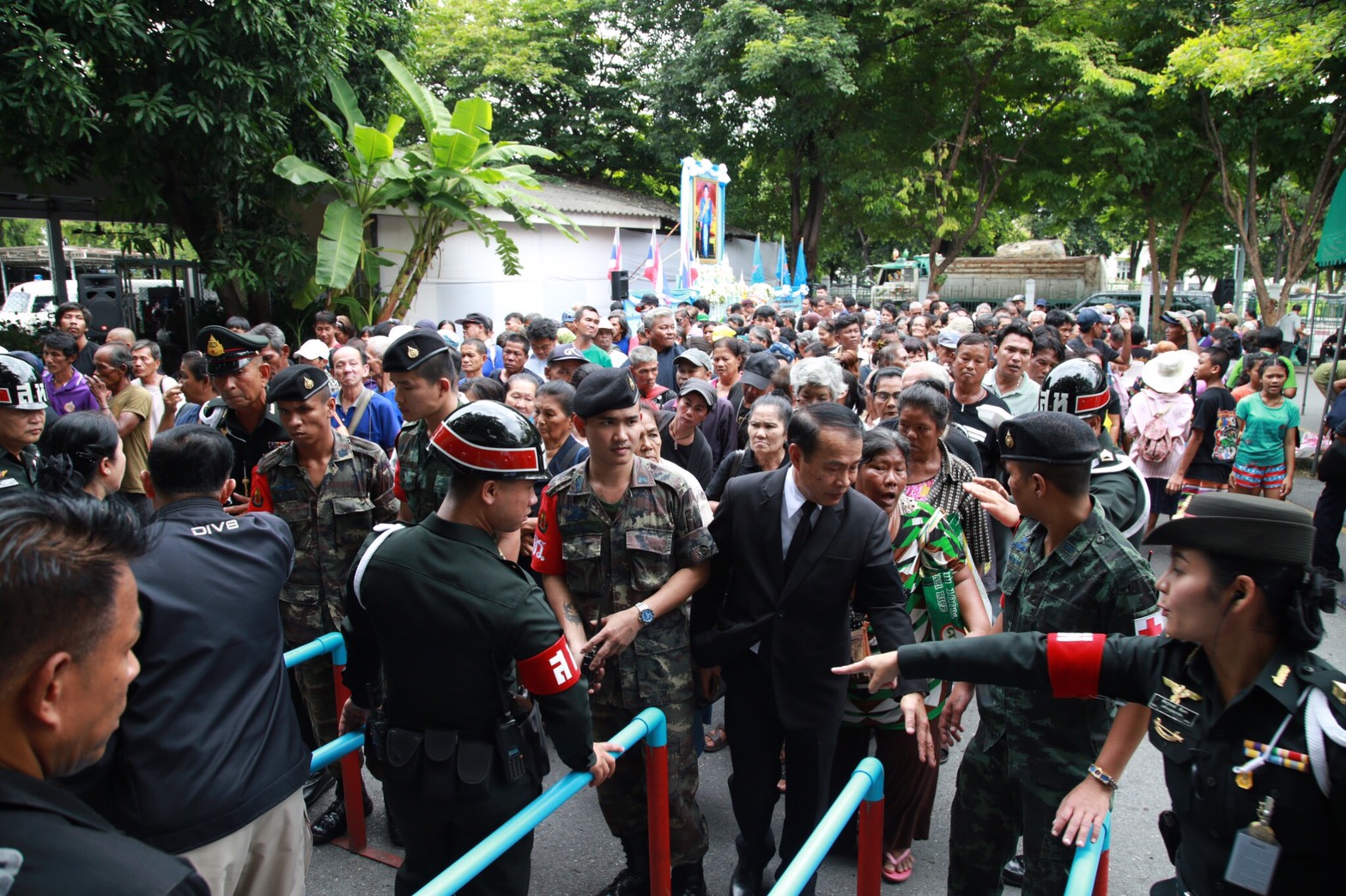 090 เมื่อวันที่ 9 สิงหาคม 2560 นายกสมาคมภริยาฯ พร้อมด้วยคณะกรรมการสมาคมฯ ร่วมกิจกรรมเฉลิมพระเกียรติ สมเด็จพระนางเจ้าสิริกิติ์ พระบรมราชินีนาถ ในรัชกาลที่ 9 เนื่องในโอกาสวันเฉลิมพระชนมพรรษา 85 พรรษา ในวันที่ 12 สิงหาคม 2560 ณ แหล่งชุมนุมนายทหารสัญญาบัตร ร.พ.พระมงกุฎเกล้า กรุงเทพฯ