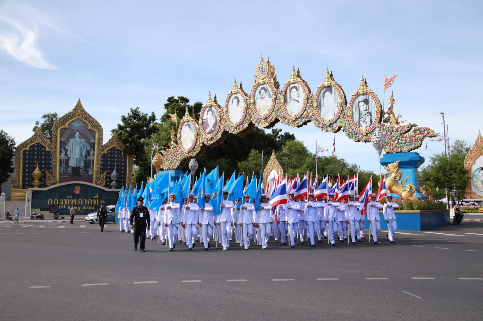 093 เมื่อวันที่ 12 สิงหาคม 2560 คุณศรีสุภางค์ พงษ์ศิริ เป็นผู้แทนนายกสมาคมภริยาฯ พร้อมด้วยคณะกรรมการฯ และสมาชิกวิสามัญฯ ร่วมเดินริ้วขบวนอัญเชิญเครื่องราชสักการะถวายพระพรชัยมงคล สมเด็จพระนางเจ้าสิริกิติ์ พระบรมราชินีนาถ ในรัชกาลที่ 9 เนื่องในโอกาสวันเฉลิมพระชนมพรรษา 85 พรรษา ณ พระลานพระราชวังดุสิต กรุงเทพฯ