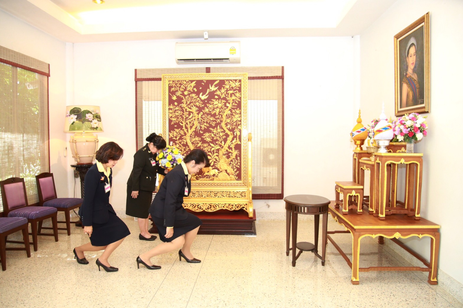 095 เมื่อวันที่ 12 สิงหาคม 2560 พ.อ.หญิงวรรณวิมล ทศวัฒน์ เป็นผู้แทนนายกสมาคมภริยาฯ พร้อมคณะฯ ร่วมทอดถวายพานทองดอกไม้สด เนื่องในโอกาสเฉลิมพระชนมพรรษา 85 พรรษา สมเด็จพระนางเจ้าสิริกิติ์ พระบรมราชินีนาถ ในรัชกาลที่ 9 ณ อาคารสถาบันสิริกิติ์ พระราชวังดุสิต แขวงสวนจิตรลดา เขตดุสิต กรุงเทพฯ