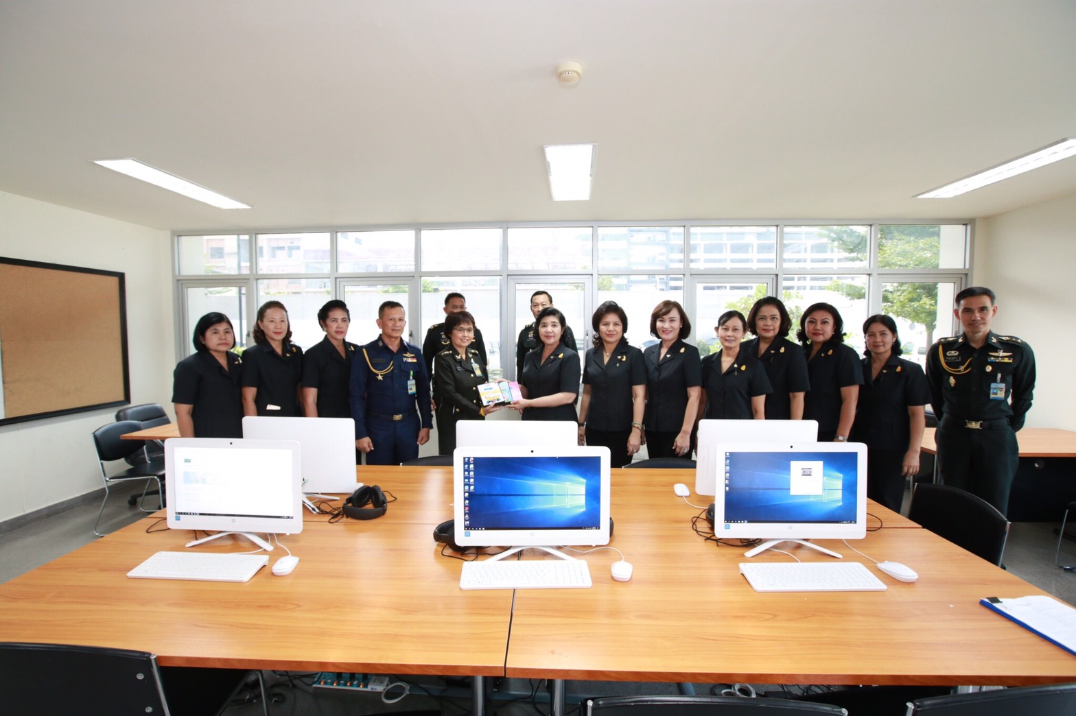 096 เมื่อวันที่ 22 สิงหาคม 2560 นายกสมาคมภริยาฯ พร้อมด้วยคณะกรรมการฯ ตรวจติดตามผลการปรับปรุงห้องออกกำลังกายในอาคารที่พักอาศัยนายทหารชั้นประทวน ของสำนักงานปลัดกระทรวงกลาโหม (พื้นที่แจ้งวัฒนะ) และศูนย์ส่งเสริมการเรียนรู้ในอาคารที่พักอาศัยของสำนักงานปลัดกระทรวงกลาโหม (พื้นที่ศรีสมาน)