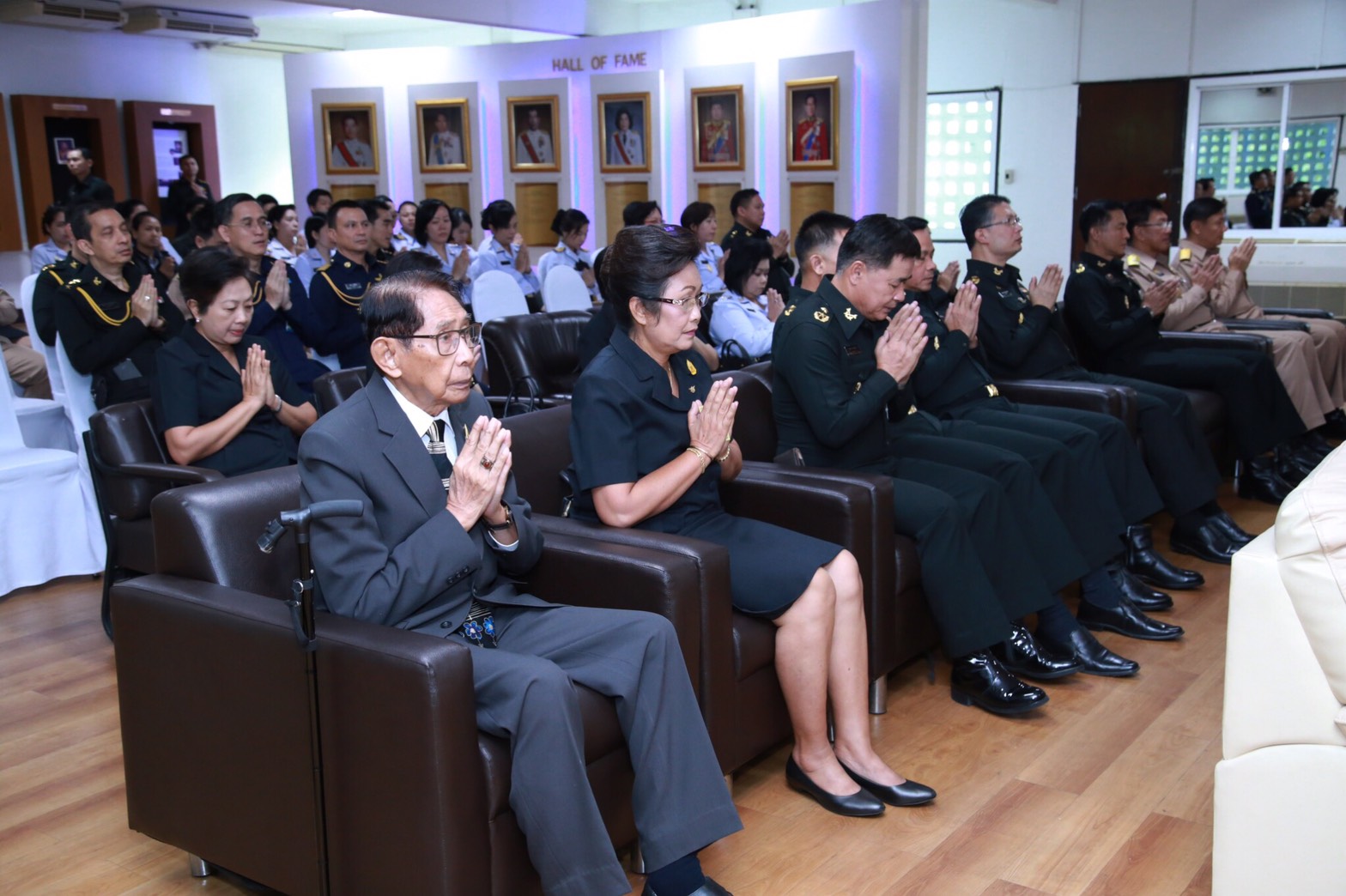 098 เมื่อวันที่ 23 สิงหาคม 2560 คุณวิจิตรา เมนะรุจิ เป็นผู้แทนนายกสมาคมภริยาฯ พร้อมด้วยคณะกรรมการฯ ร่วมงานวันคล้ายวันสถาปนาโรงงานเภสัชกรรมทหาร ศูนย์การอุตสาหกรรมป้องกันประเทศและพลังงานทหาร ครบรอบปีที่ 54 ณ ห้องกระถินณรงค์ ตึกอำนวยการ โรงงานเภสัชกรรมทหารฯ แขวงพระโขนง เขตคลองเตย กรุงเทพฯ