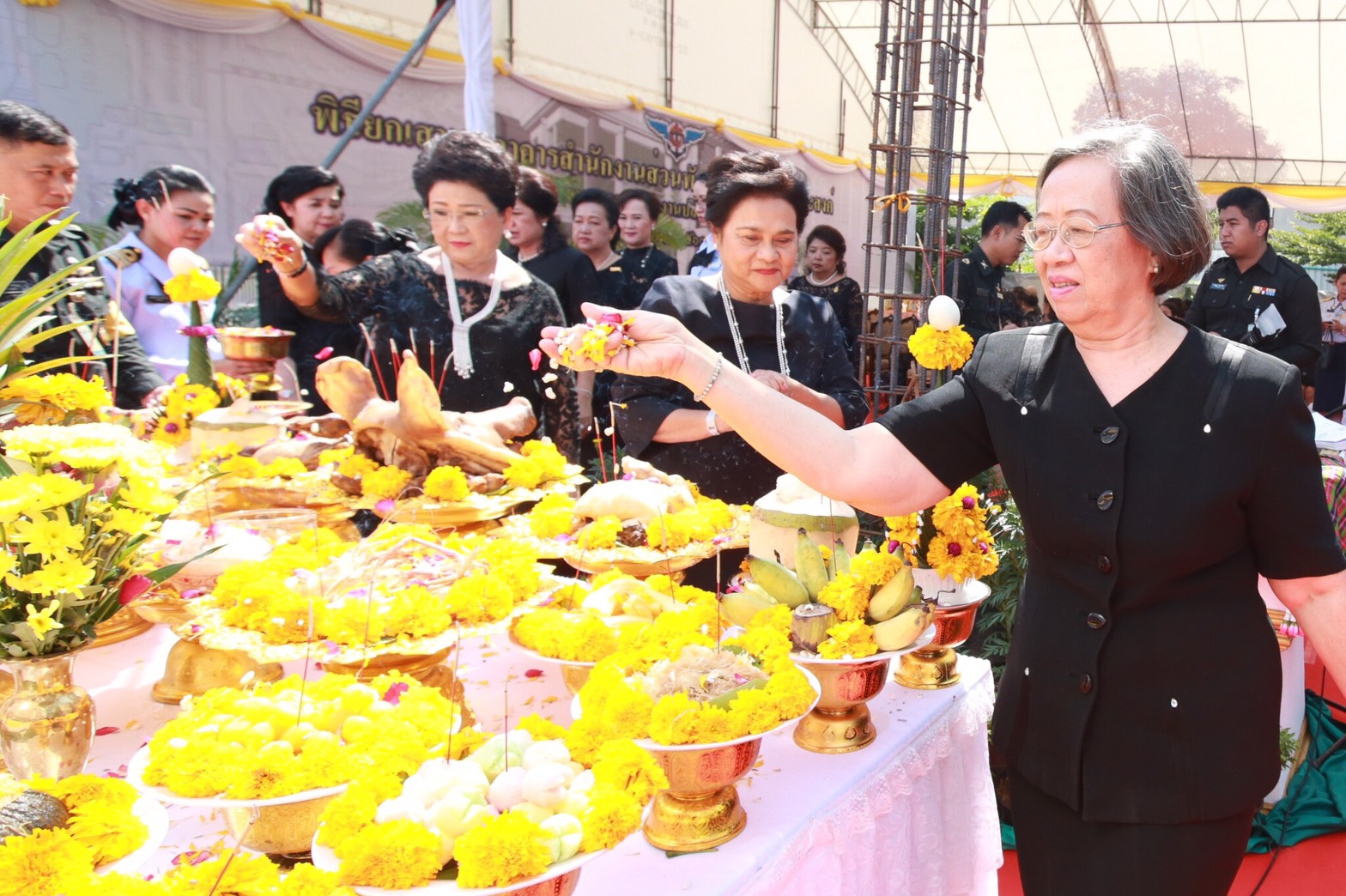 100 เมื่อวันที่ 14 กันยายน 2560 นายกสมาคมภริยาฯ พร้อมด้วยคณะกรรมการฯ ร่วมพิธียกเสาเอกอาคารสำนักงานส่วนพักอาศัยและอเนกประสงค์ (สมาคมภริยาฯ) ณ บริเวณอาคารที่พักอาศัยของสำนักงานปลัดกระทรวงกลาโหม (พื้นที่ศรีสมาน) จ.นนทบุรี