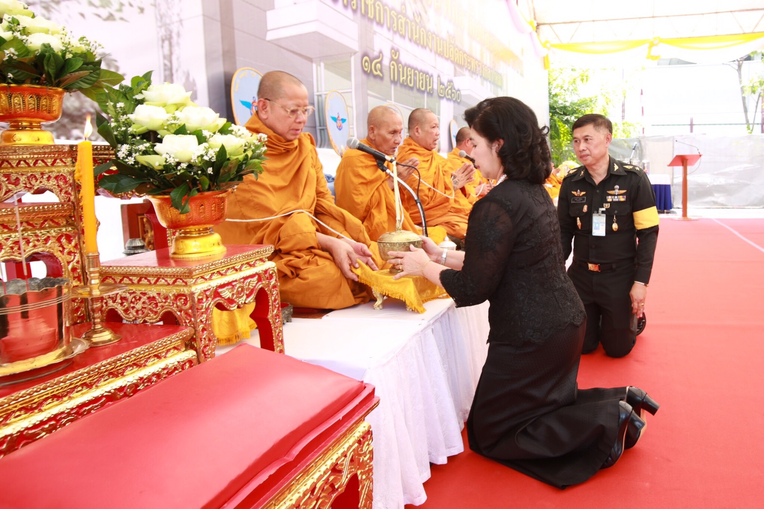 100 เมื่อวันที่ 14 กันยายน 2560 นายกสมาคมภริยาฯ พร้อมด้วยคณะกรรมการฯ ร่วมพิธียกเสาเอกอาคารสำนักงานส่วนพักอาศัยและอเนกประสงค์ (สมาคมภริยาฯ) ณ บริเวณอาคารที่พักอาศัยของสำนักงานปลัดกระทรวงกลาโหม (พื้นที่ศรีสมาน) จ.นนทบุรี