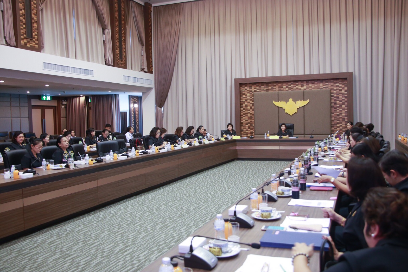 103 เมื่อวันที่ 27 กันยายน 2560 นายกสมาคมภริยาฯ เป็นประธานการประชุมคณะกรรมการสมาคมภริยาฯ ครั้งที่ 4/2560 ณ ห้องประชุม ชั้น 6 อาคารสำนักงานปลัดกระทรวงกลาโหม (พื้นที่ศรีสมาน)