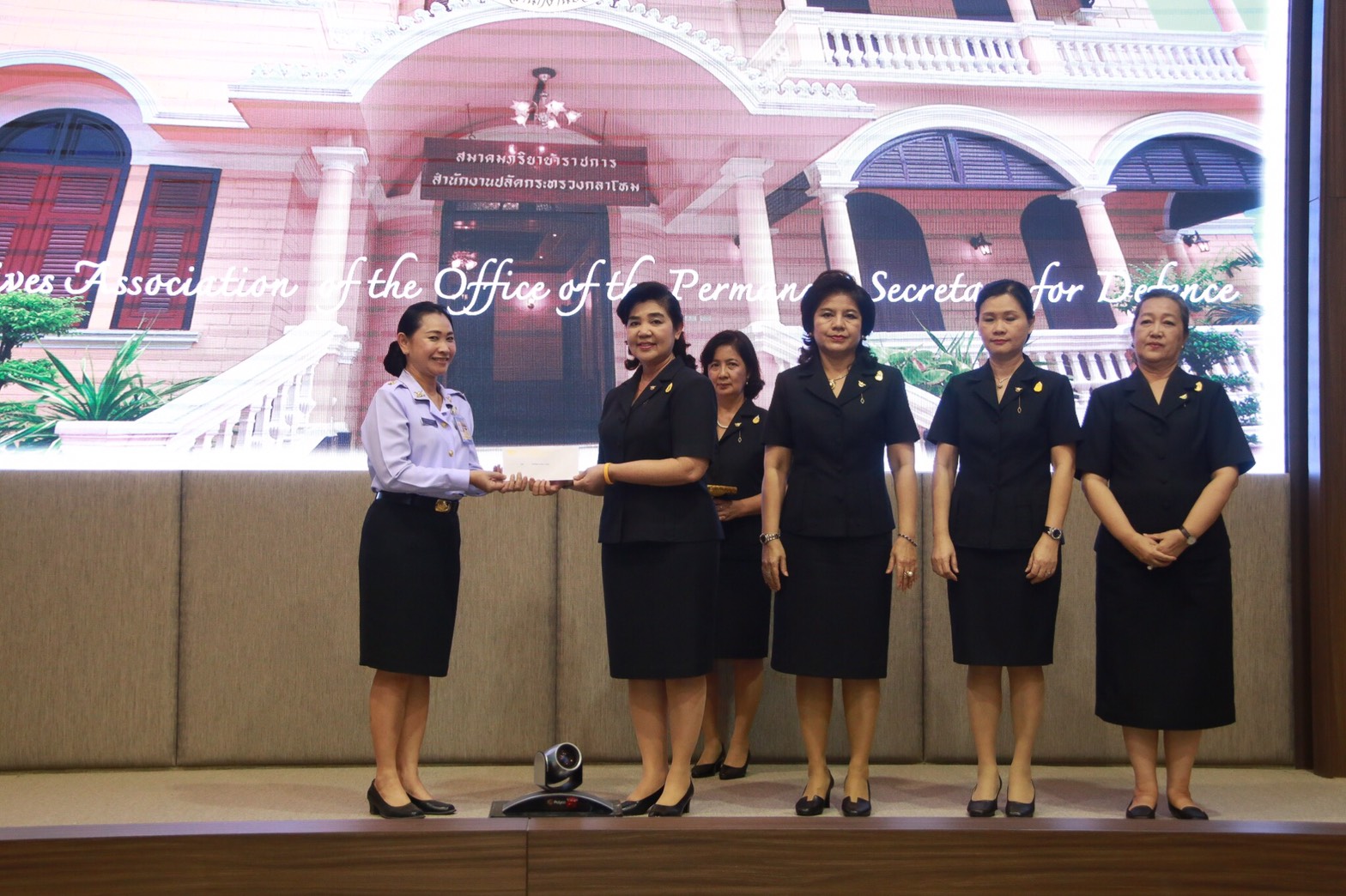 103 เมื่อวันที่ 27 กันยายน 2560 นายกสมาคมภริยาฯ เป็นประธานการประชุมคณะกรรมการสมาคมภริยาฯ ครั้งที่ 4/2560 ณ ห้องประชุม ชั้น 6 อาคารสำนักงานปลัดกระทรวงกลาโหม (พื้นที่ศรีสมาน)
