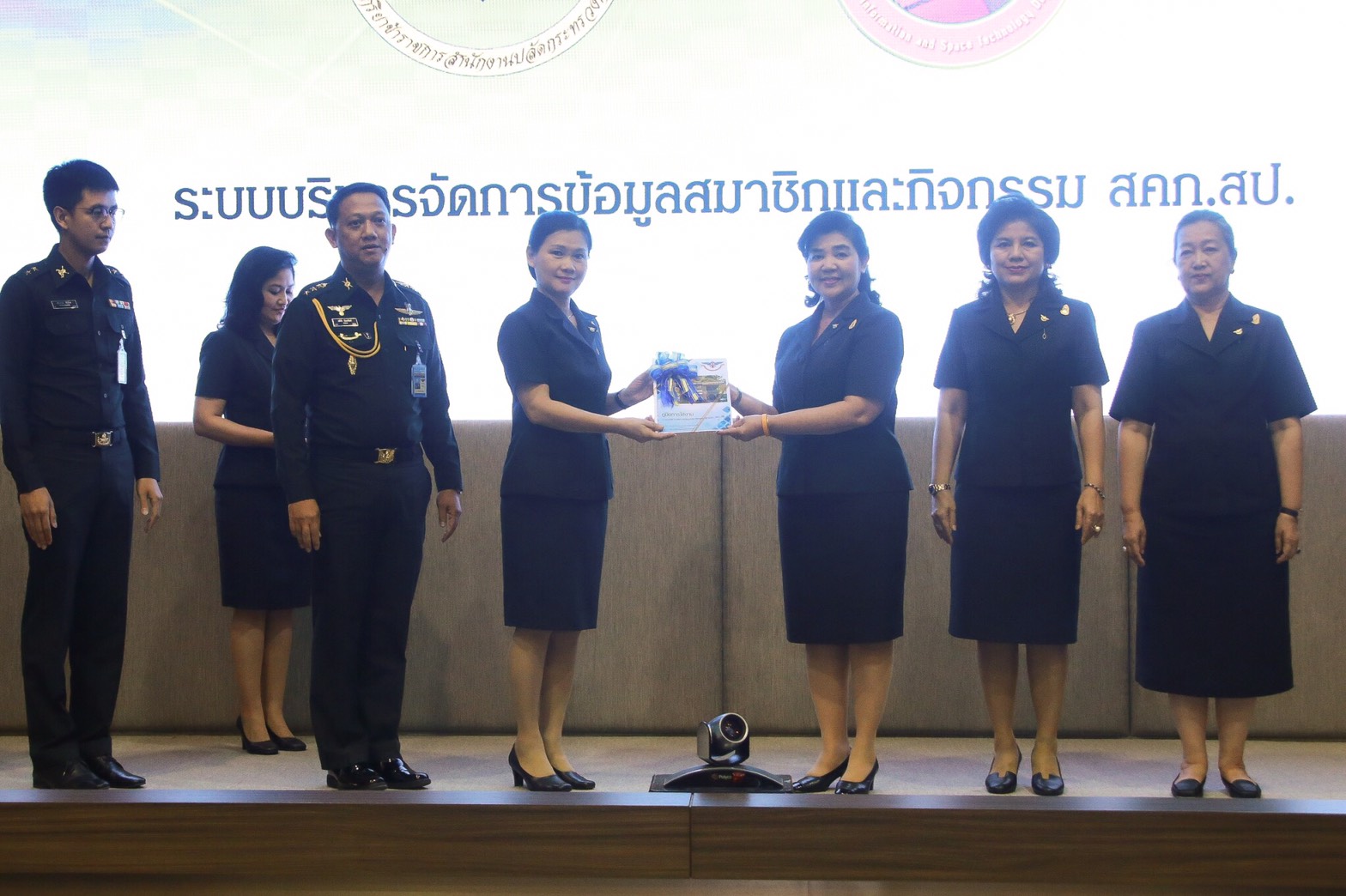 103 เมื่อวันที่ 27 กันยายน 2560 นายกสมาคมภริยาฯ เป็นประธานการประชุมคณะกรรมการสมาคมภริยาฯ ครั้งที่ 4/2560 ณ ห้องประชุม ชั้น 6 อาคารสำนักงานปลัดกระทรวงกลาโหม (พื้นที่ศรีสมาน)