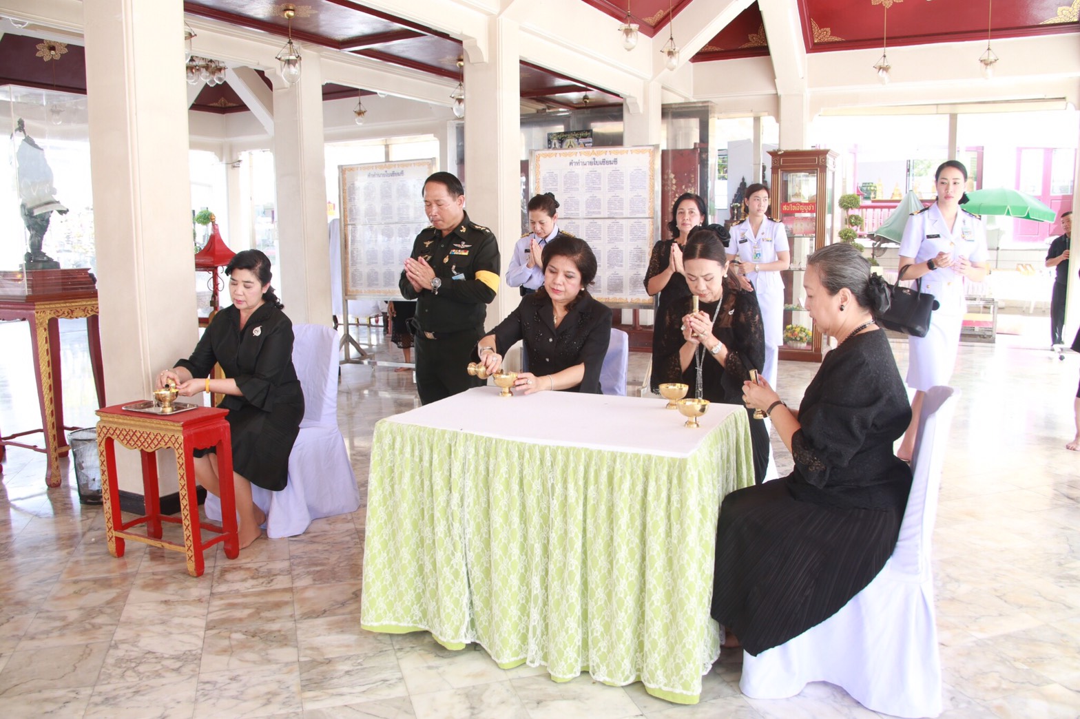 104 เมื่อวันที่ 28 กันยายน 2560 เวลา 08.30 น. นายกสมาคมภริยาฯ พร้อมด้วยอุปนายกสมาคมฯ และคณะกรรมการสมาคม สักการะสิ่งศักดิ์สิทธิ์ ในศาลาว่าการกลาโหม และศาลหลักเมือง หลังจากนั้น เวลา 10.49 น. เข้าสักการะสิ่งศักดิ์สิทธิ์ ณ ที่ทำการสมาคมภริยาข้าราชการ สำนักงานปลัดกระทรวงกลาโหม (ตึกโดม) กรมการพลังงานทหาร ศูนย์การอุตสาหกรรมป้องกันประเทศและพลังงานทหาร เขตราชเทวี กรุงเทพฯ