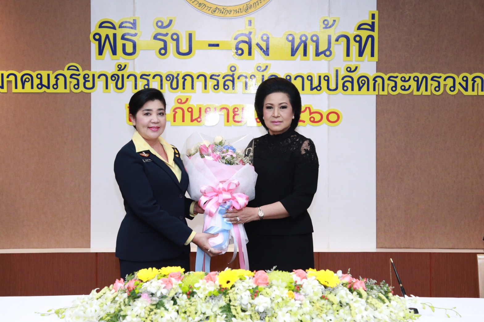 105 เมื่อวันที่ 29 กันยายน 2560 สมาคมภริยาฯ จัดพิธีรับ-ส่งหน้าที่ นายกสมาคมภริยาฯ ระหว่าง คุณวิภาพร ช้างมงคล นายกสมาคมภริยาฯ (ท่านที่ 20) และ คุณนริศรา ทิพยจันทร์ นายกสมาคมภริยาฯ (ท่านที่ 21) โดยมี อุปนายกสมาคมภริยาฯ ( ท่านเดิมและท่านใหม่) พร้อมด้วยคณะกรรมการฯ เข้าร่วมพิธี ณ ห้องไชยปราการ ชั้น 3 อาคาร 3 กรมการพลังงานทหาร ศูนย์การอุตสาหกรรมป้องกันประเทศและพลังงานทหาร เขตราชเทวี กรุงเทพฯ