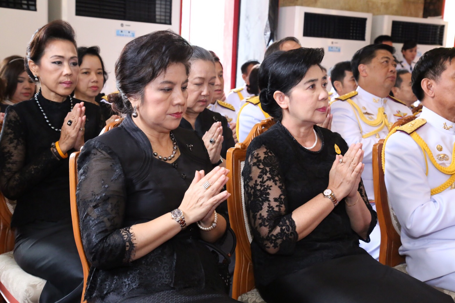 009 เมื่อ 27 ตุลาคม 2559 นายกสมาคมภริยาฯ พร้อมด้วยคณะกรรมการ ร่วมพิธีบำเพ็ญกุศลปัณรสมวาร (15 วัน) เพื่อถวายเป็นพระราชกุศล แด่ พระบาทสมเด็จพระปรมินทรมหาภูมิพลอดุลยเดช ของสำนักงานปลัดกระทรวงกลาโหม ณ วัดชิโนรสาราม เขตบางกอกน้อย กรุงเทพมหานคร